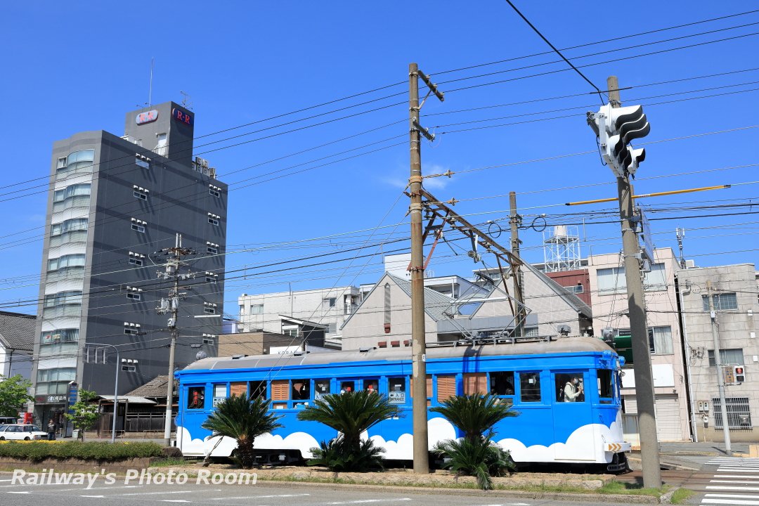 nomu_201's tweet photo. 友人Ｓ君と古豪モ161形の撮影。堺伝匠館の前で撮り終えたら、モ162号は信号待ち中。小走りで追いかけてパチリ。さらに走り去るところもパチリ。青空がよく似合う雲塗装です。
（阪堺電気軌道阪堺線　神明町～妙国寺前　2026.5.5）
#阪堺電車 
#阪堺モ161形
#鉄道写真
#鉄道風景写真
#鉄道のある風景 https://t.co/qQ7GSc6Oti