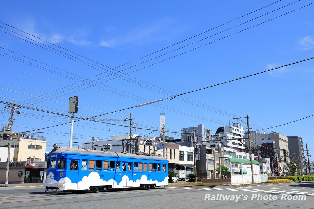 nomu_201's tweet photo. 友人Ｓ君と古豪モ161形の撮影。堺伝匠館の前で撮り終えたら、モ162号は信号待ち中。小走りで追いかけてパチリ。さらに走り去るところもパチリ。青空がよく似合う雲塗装です。
（阪堺電気軌道阪堺線　神明町～妙国寺前　2026.5.5）
#阪堺電車 
#阪堺モ161形
#鉄道写真
#鉄道風景写真
#鉄道のある風景 https://t.co/qQ7GSc6Oti