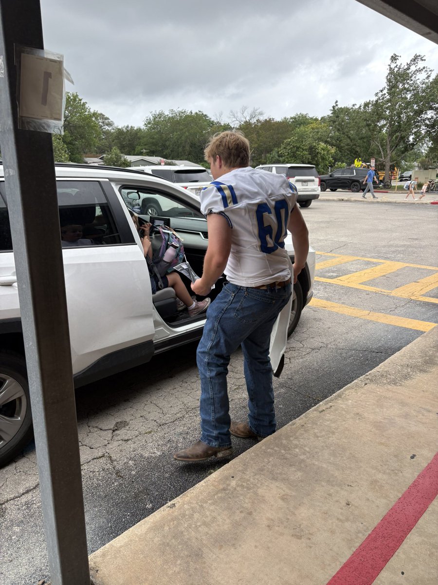 ahmulesfootball's tweet photo. More Mules out at @WoodridgeElem this morning! ELITE young men leading the Heights way! We enjoyed getting the opportunity to serve y’all today!
🫏🆙 | #HTC | #HeightsWay https://t.co/e8IhZQzGT3