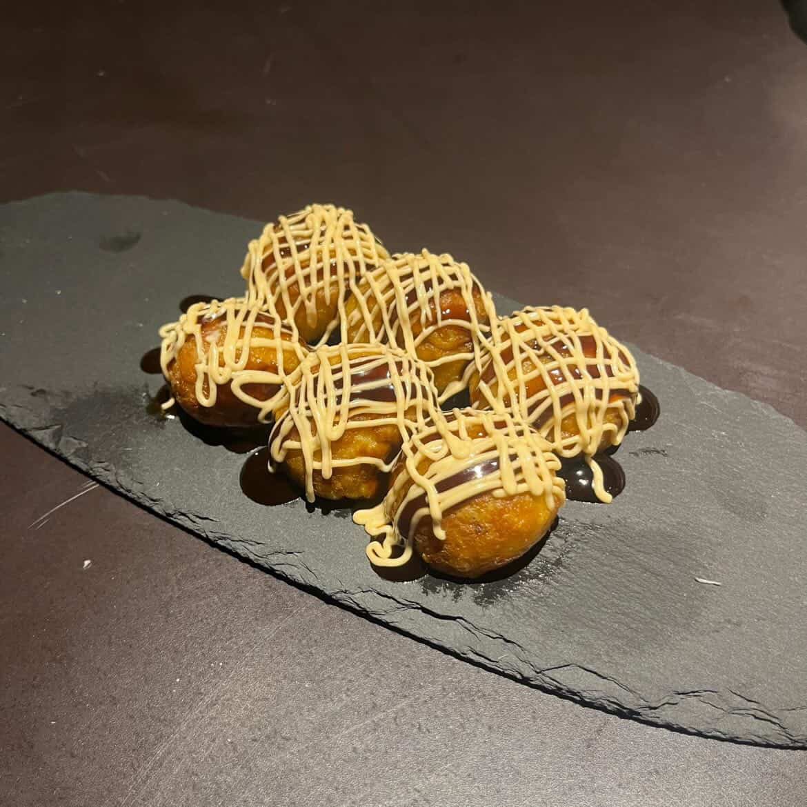 himucup's tweet photo. 【フードブースのご案内】

昨年夜の街に爆誕したたこ焼き屋「でぶタコ」😆

大玉で食べ応えのあるたこ焼きを、この機会に是非ご賞味あれ😋

https://t.co/z4G5GpuaJL https://t.co/j9sneUySUG