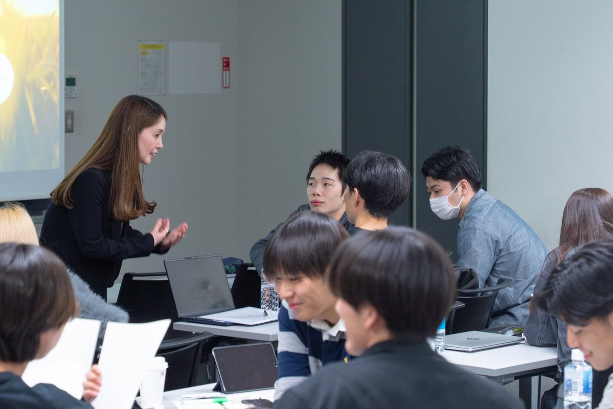 ficc's tweet photo. 【大学にてゲスト講義】
4月30日、青山学院大学 経営学部 宇田理教授ゼミにて、代表 森がゲスト講師として「リベラルアーツ経営」の講義を行いました。マクロな視点と個人のナラティブから社会の価値を創造していくFICCならではの実践事例を共有しました。
https://t.co/24X2BppQ1J https://t.co/iMzkNAcoo8