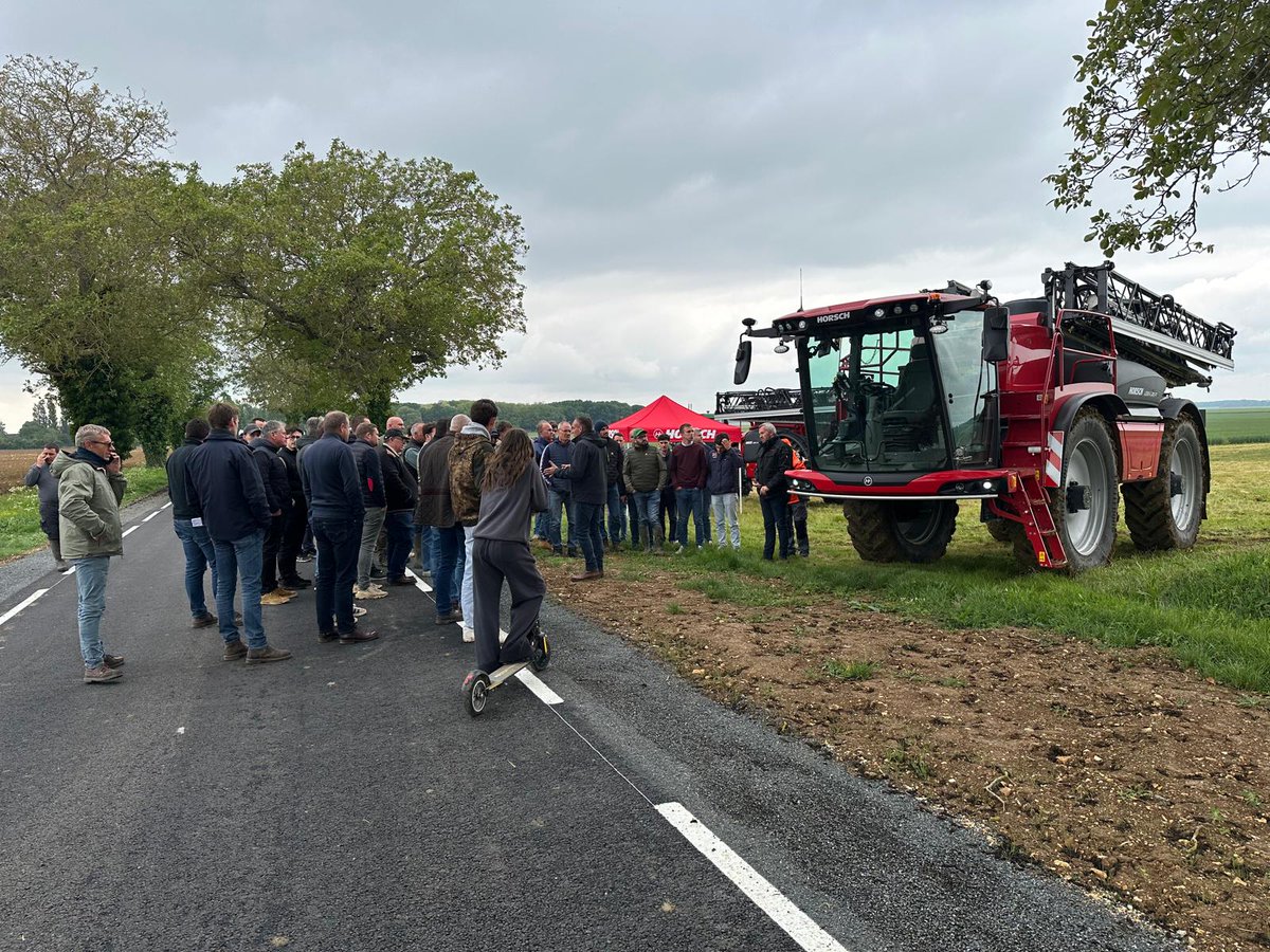 HORSCH_France's tweet photo. [📸EVENEMENT]🙌 120 visiteurs à Ledoux (18)
#lien entre #agronomie et #technologie
▪️Frédéric Thomas #acs #essais  #cv semés #horschavatar 12.25 SD
▪️SAM Dimension #SpotSpraying #reconnaissance #parcelle par #drone 
 #cartes de préconisation #pulvérisation #ciblée #adventices https://t.co/ZsKNiyc8PX