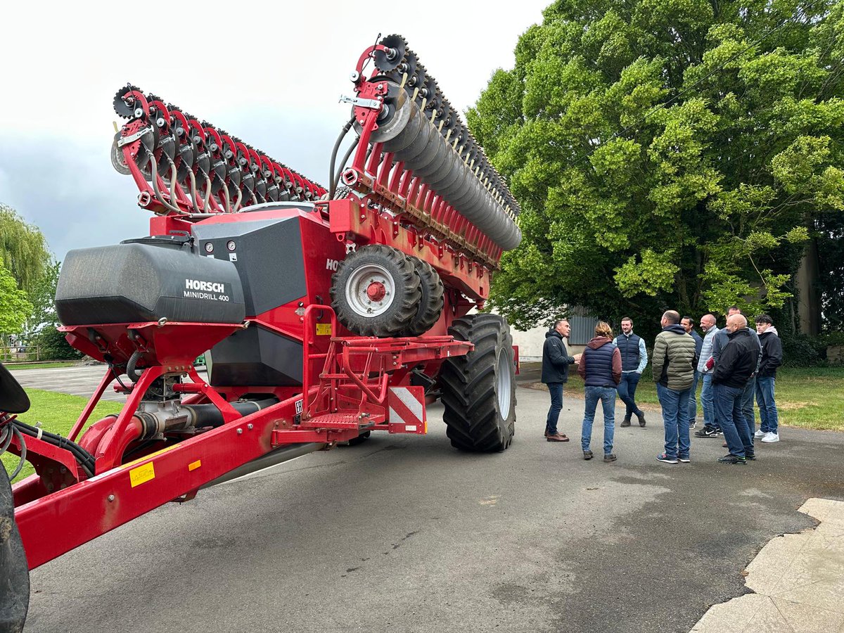 HORSCH_France's tweet photo. [📸EVENEMENT]🙌 120 visiteurs à Ledoux (18)
#lien entre #agronomie et #technologie
▪️Frédéric Thomas #acs #essais  #cv semés #horschavatar 12.25 SD
▪️SAM Dimension #SpotSpraying #reconnaissance #parcelle par #drone 
 #cartes de préconisation #pulvérisation #ciblée #adventices https://t.co/ZsKNiyc8PX