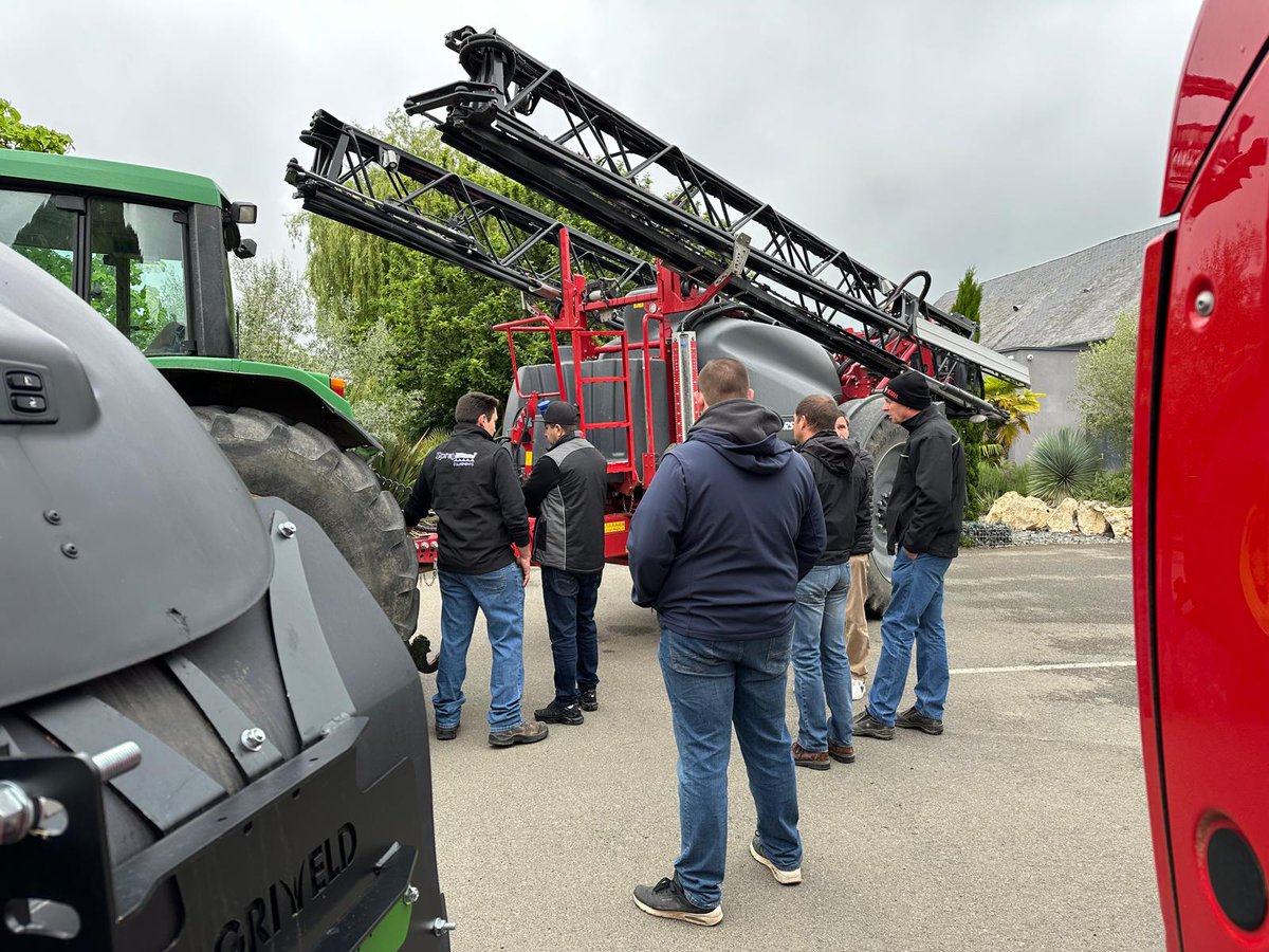 HORSCH_France's tweet photo. [📸EVENEMENT]🙌 120 visiteurs à Ledoux (18)
#lien entre #agronomie et #technologie
▪️Frédéric Thomas #acs #essais  #cv semés #horschavatar 12.25 SD
▪️SAM Dimension #SpotSpraying #reconnaissance #parcelle par #drone 
 #cartes de préconisation #pulvérisation #ciblée #adventices https://t.co/ZsKNiyc8PX