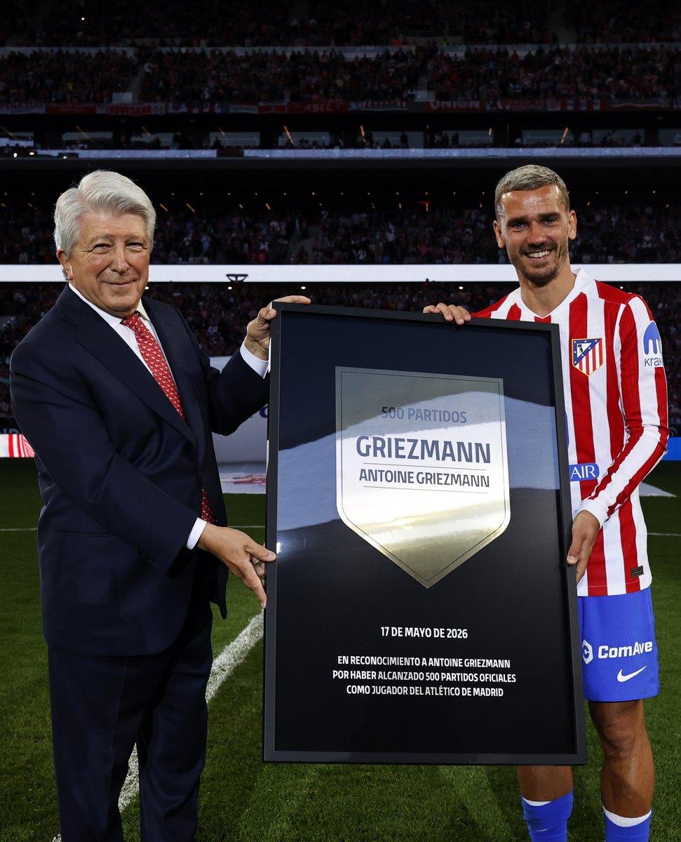 Atleti's tweet photo. Nuestro presidente, Enrique Cerezo, hizo entrega a @AntoGriezmann de su placa conmemorativa por haber disputado 5️⃣0⃣0⃣ partidos con la rojiblanca 🤩 https://t.co/tZvvsddmT8