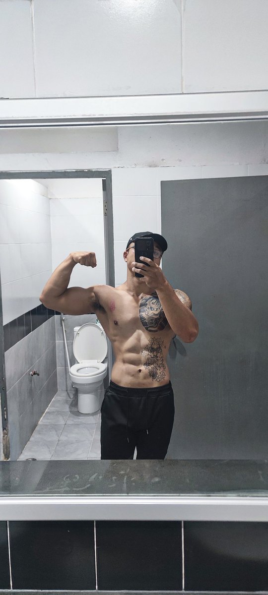 poopro24's tweet photo. กล้ามปู🤣

#gym #rama2 https://t.co/mnPCwhqWkx