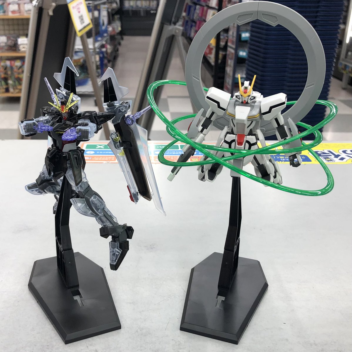HGスターゲイザーとストライクノワールのクリアカラー組み済み