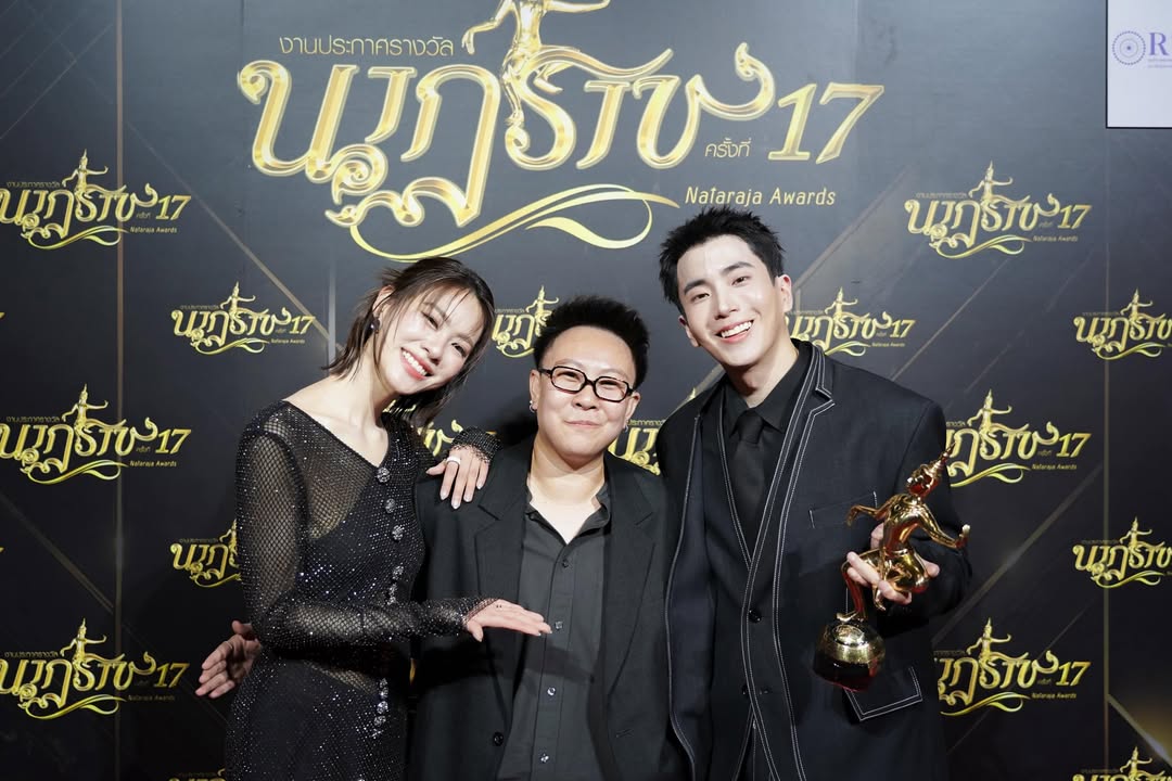 EmiBonnieTH's tweet photo. [📸] paradiiz — IG Post Update (180526)

“เรามาส่ง วิชญ์ กับ พิชา จนสุดทางตามสัญญาแล้วนะ” ดีใจมากๆที่ร่วมเดินทางละเติบโตด้วยกันมา ตั้งแต่เป็น Original mouse จนมาเป็นตัวหนังสือใน #Mouseth และมีชีวิตขึ้นมาจริงๆด้วย นน และ เอมี่ ในฐานะโปรดิวเซอร์เราต้องขอบคุณทุกตัวละคร ทีมงาน และนักแสดงทุกคน ที่เต็มที่มากๆ กับเรื่องนี้ คิดถึงทุกคนเสมอ ไว้เจอกันใหม่❤️

NATARAJA 17TH X EMI
#นาฏราชครั้งที่17xEmi
#นาฏราชครั้งที่17
#Mouseth
#emiamily