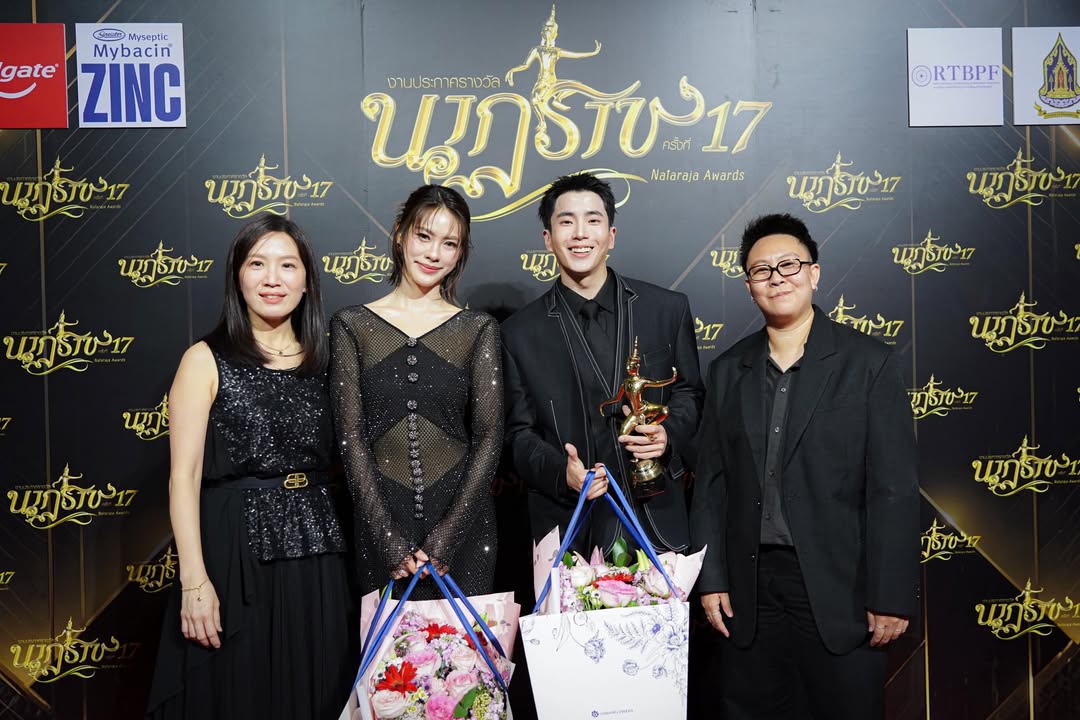 EmiBonnieTH's tweet photo. [📸] paradiiz — IG Post Update (180526)

“เรามาส่ง วิชญ์ กับ พิชา จนสุดทางตามสัญญาแล้วนะ” ดีใจมากๆที่ร่วมเดินทางละเติบโตด้วยกันมา ตั้งแต่เป็น Original mouse จนมาเป็นตัวหนังสือใน #Mouseth และมีชีวิตขึ้นมาจริงๆด้วย นน และ เอมี่ ในฐานะโปรดิวเซอร์เราต้องขอบคุณทุกตัวละคร ทีมงาน และนักแสดงทุกคน ที่เต็มที่มากๆ กับเรื่องนี้ คิดถึงทุกคนเสมอ ไว้เจอกันใหม่❤️

NATARAJA 17TH X EMI
#นาฏราชครั้งที่17xEmi
#นาฏราชครั้งที่17
#Mouseth
#emiamily
