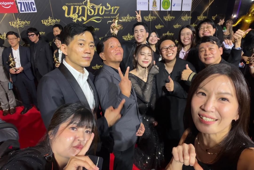 EmiBonnieTH's tweet photo. [📸] paradiiz — IG Post Update (180526)

“เรามาส่ง วิชญ์ กับ พิชา จนสุดทางตามสัญญาแล้วนะ” ดีใจมากๆที่ร่วมเดินทางละเติบโตด้วยกันมา ตั้งแต่เป็น Original mouse จนมาเป็นตัวหนังสือใน #Mouseth และมีชีวิตขึ้นมาจริงๆด้วย นน และ เอมี่ ในฐานะโปรดิวเซอร์เราต้องขอบคุณทุกตัวละคร ทีมงาน และนักแสดงทุกคน ที่เต็มที่มากๆ กับเรื่องนี้ คิดถึงทุกคนเสมอ ไว้เจอกันใหม่❤️

NATARAJA 17TH X EMI
#นาฏราชครั้งที่17xEmi
#นาฏราชครั้งที่17
#Mouseth
#emiamily