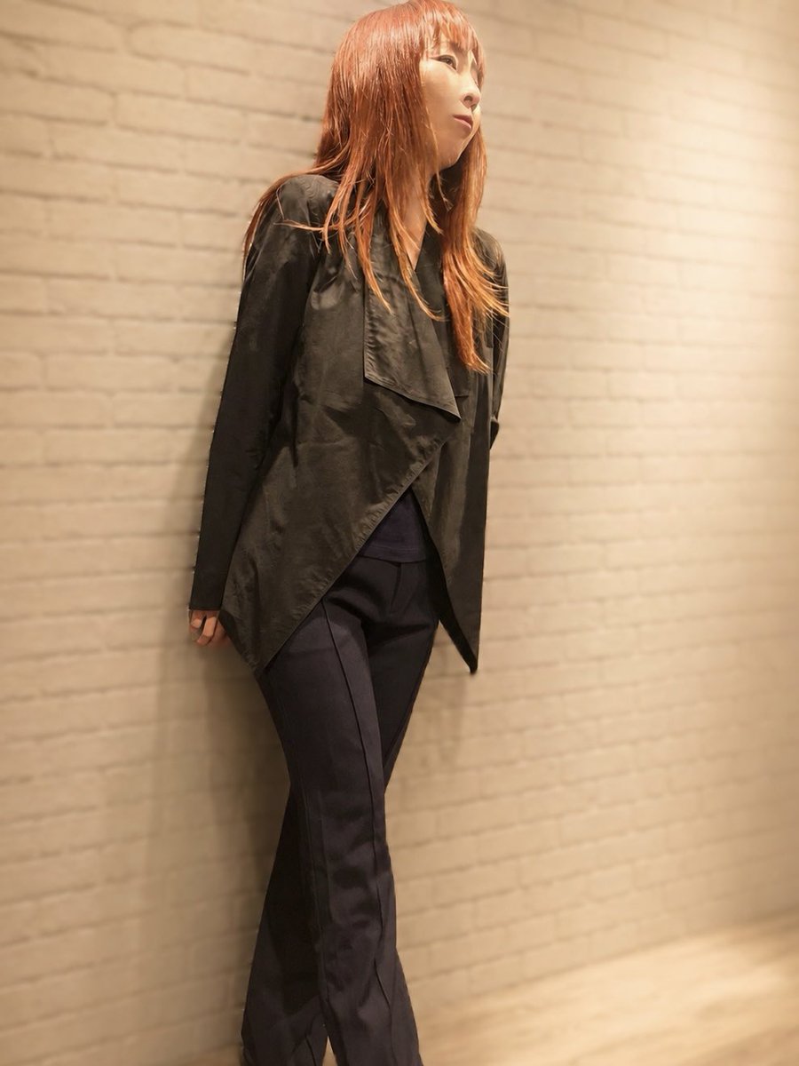 Mio_Kamoa's tweet photo. PAULE KAの立体的なドレープジャケットと、Col Pierrotの美しいシルエットのパンツを着て撮影しました💕🌷
高級感のある素敵なお洋服に少し緊張しながらも、袖を通した瞬間に気持ちまで華やかになり、自然と大人っぽい女性らしい雰囲気を演出できた気がします✨
#pauleka #colpierrot #美 #アラフォー https://t.co/UGWj8Crs8c