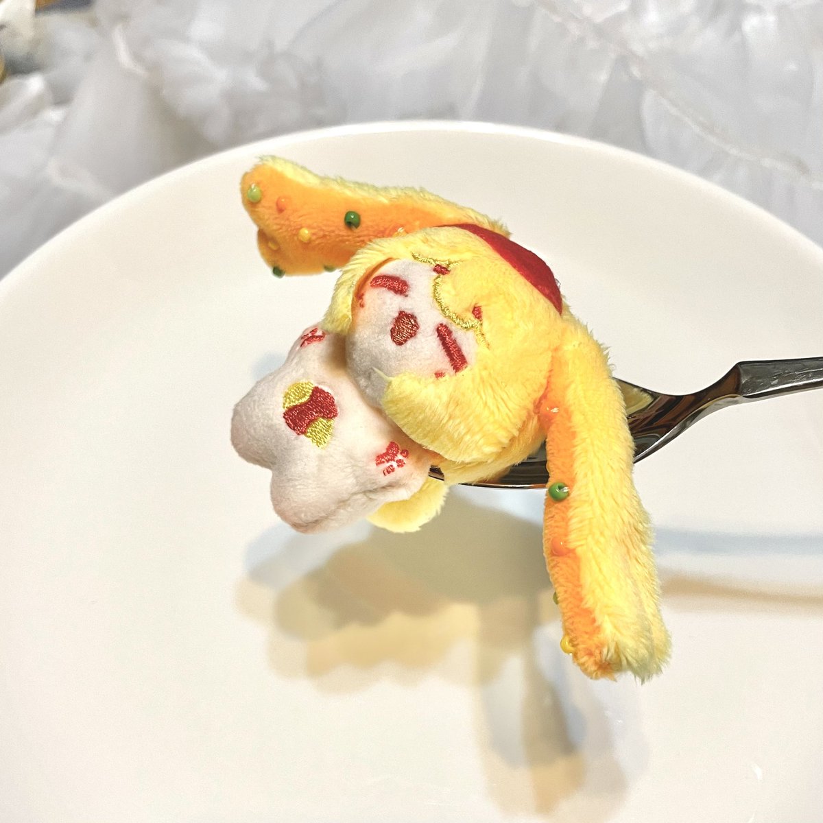 grgrcmps's tweet photo. #デザフェス63 で販売するぬいぐるみ、オムライスの妖精オムチャンの紹介です！

約5cmのひとくちサイズで、どこから見ても美味しそうな子です💖

今回はケチャップ、ハンバーグ、新作のエビクリームの3種類を販売します！

さらにちいさいサイズのベビーオムチャンもいます🍼
#デザフェス63お品書き https://t.co/avt2slmqqg