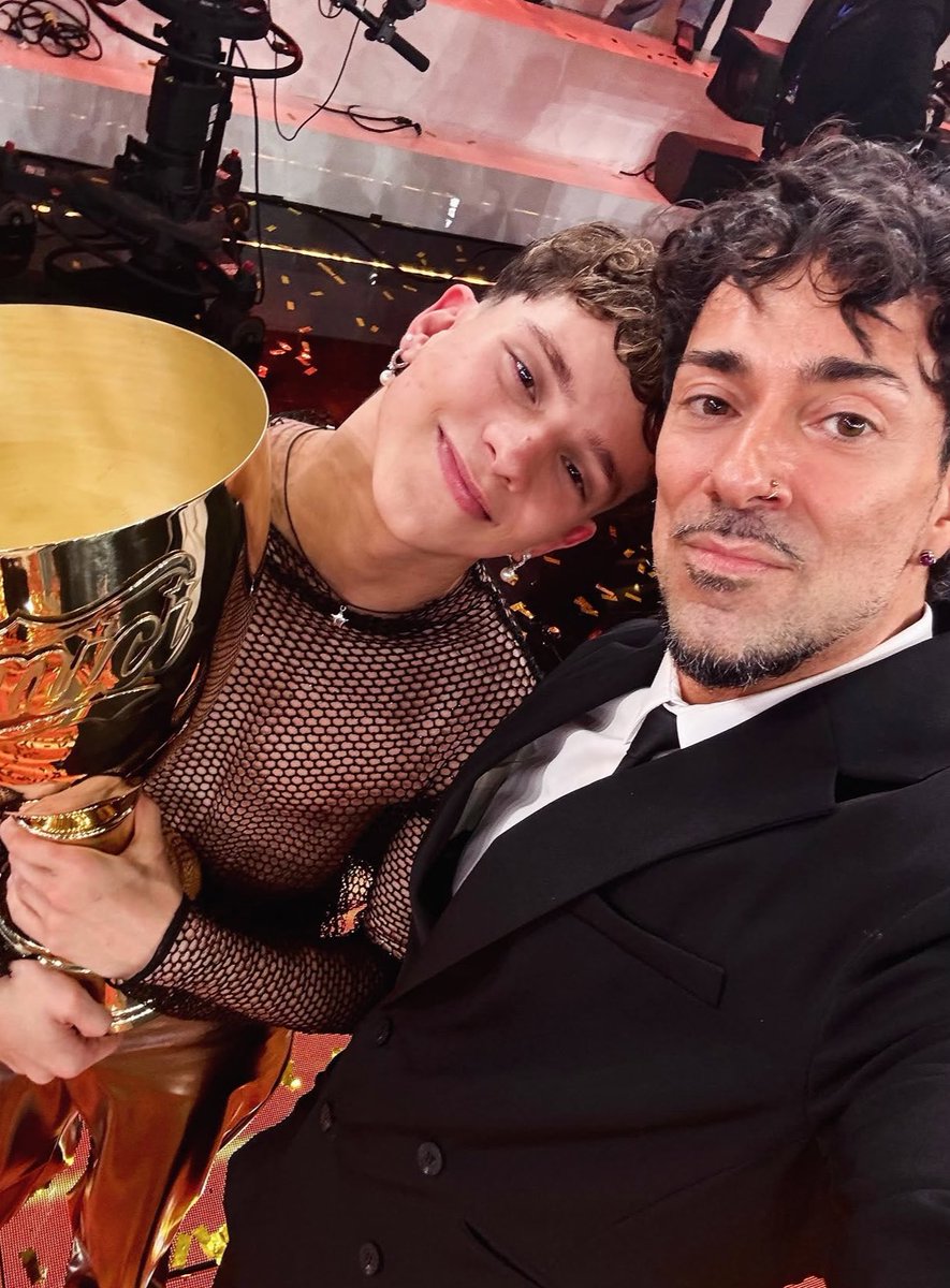 fecesarixlove's tweet photo. “ce l’abbiamo fatta, ce l’hai fatta”.
❤️‍🩹
#amici25 https://t.co/AWJWSRba9Z