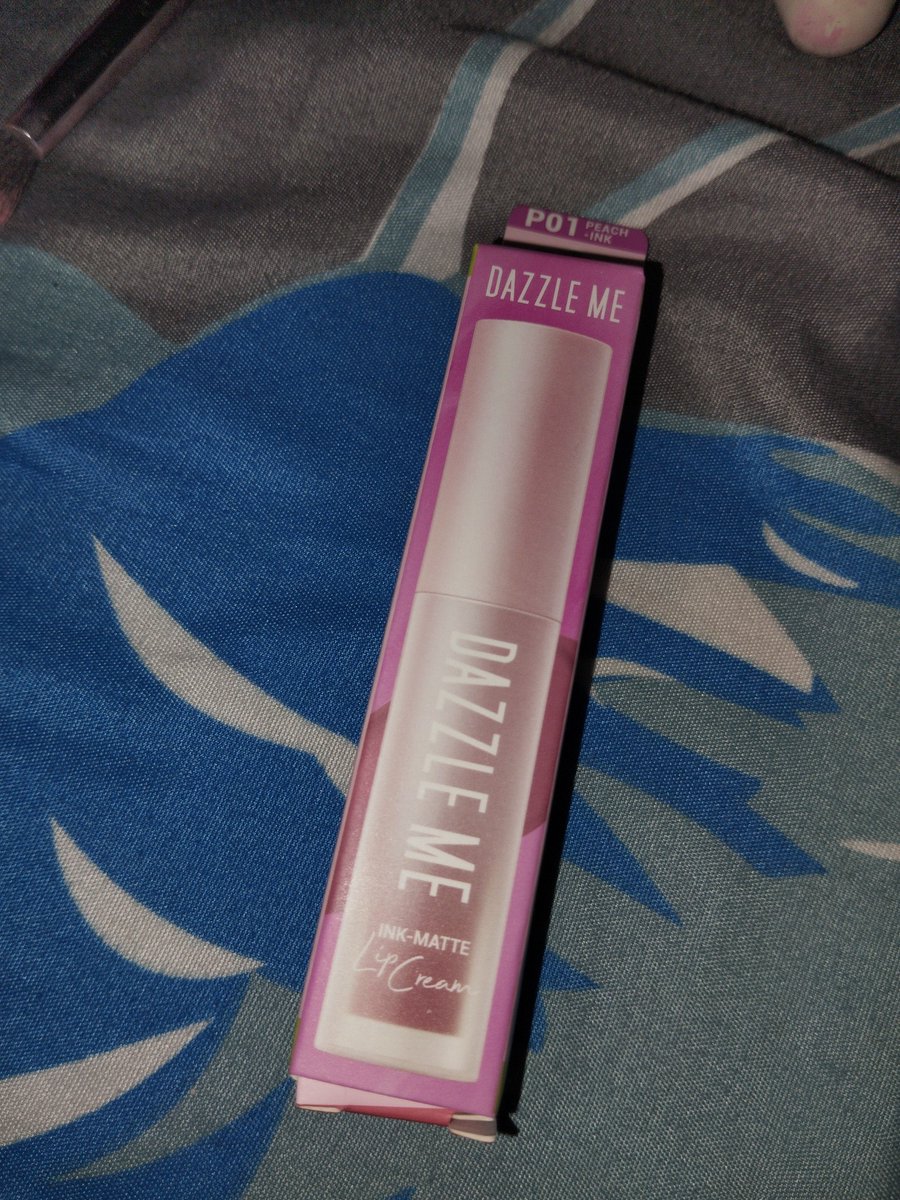 mlxtyn's tweet photo. @unicefess lip mate dazze me shade peach ink baru dipake sekali swatch buat try on trs ga cocok 17k aja https://t.co/KRcD72QWHE