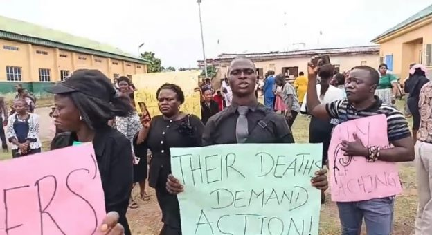 TheNationNews's tweet photo. JUST IN: Oyo teachers protest over Ogbomoso school attack  https://t.co/3XKwtyQFlD https://t.co/qONxg8wArK