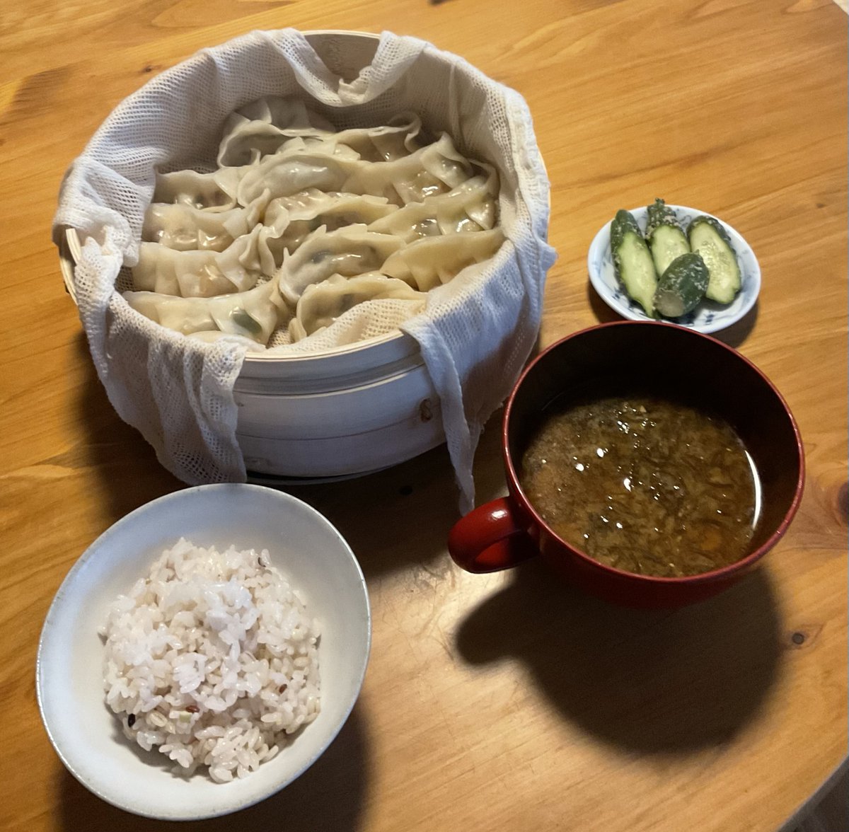 pompuridon's tweet photo. 2026/5/18
���ごはん

高野豆腐の餃子 醤油麹を入れると美味しい
ぬか漬け きゅうり
もずくの味噌汁

お昼は、かぼちゃの豆乳ポタージュ、ナッツ

#ヴィーガン
#菜食
#おうちごはん https://t.co/bnfZmNpBO7