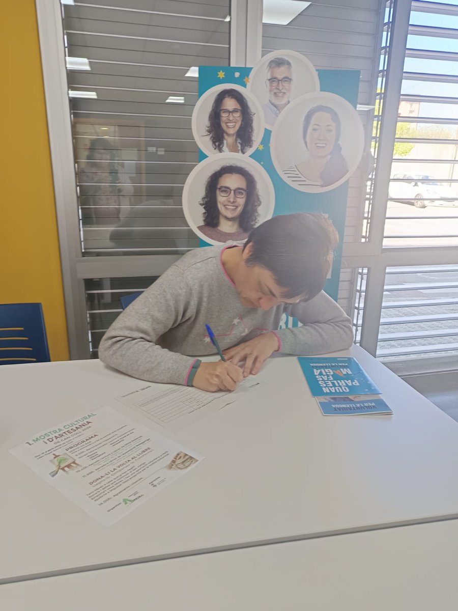 ocsantceloni's tweet photo. Nova adhesió al VxL!
L’Associació de Veïns de Can Coll de Sant Celoni s’ha adherit al programa Voluntariat per la llengua (VxL). 
Les parelles lingüístiques podran gaudir d’un avantatge especial: el preu de soci en les activitats que organitza l’associació 🎉 https://t.co/oFl52fTAgh