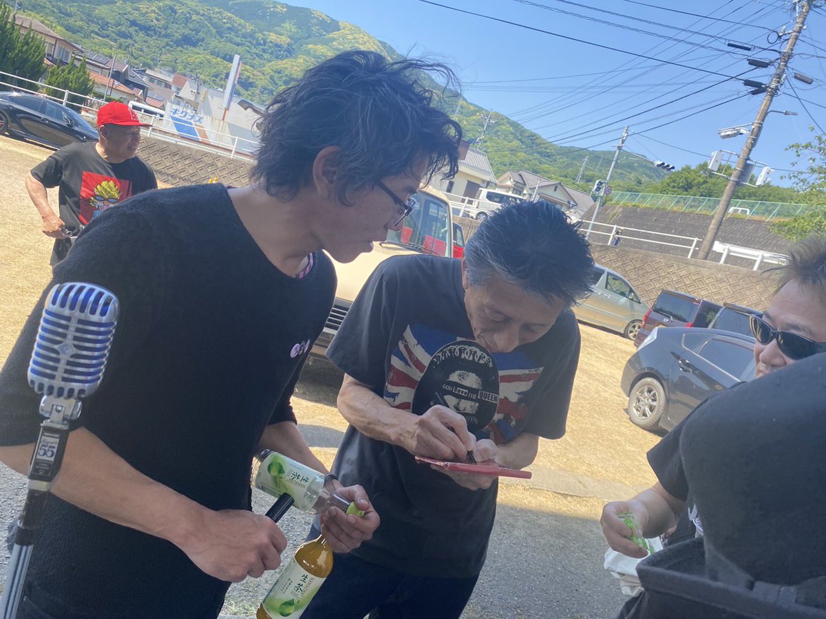 TheaterQuep's tweet photo. クラックザマリアンは何度も観に行ったけども、

初代ヴォーカルのマサヒコさんは、
架空の人物だと思ってました

しかし大町ではじめて見た！

今でもパンクの匂いがプンプンし、
素晴らしい映画や小説よりも感動しました

12年かけてメンバー全員のサインが揃った！

ありがとうクラックザマリアン！ https://t.co/NW7pTm0gvT