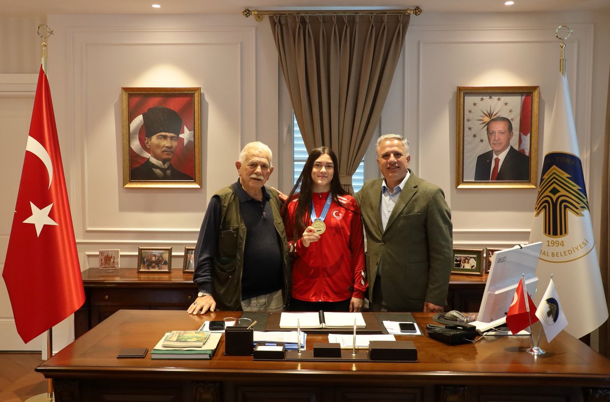 termalbld's tweet photo. 🏆 U17 Avrupa Şampiyonası’nda altın madalya kazanarak bizlere büyük gurur yaşatan Avrupa Şampiyonu sporcumuz Kıymet Rümeysa Tezcan’ı, kıymetli hocalarıyla birlikte belediyemizde ağırladık. 🇹🇷🥇

Belediye personelimiz tarafından coşkuyla karşılanan şampiyon sporcumuzla ardından Başkanımız H. Sinan Acar eşliğinde Kaymakamımız Abdulkadir Şahin'i ziyaret ederek bu anlamlı başarıyı paylaştık.

İlçemizi ve ülkemizi gururlandıran sporcumuzu bir kez daha tebrik ediyor, başarılarının devamını diliyoruz. 🇹🇷