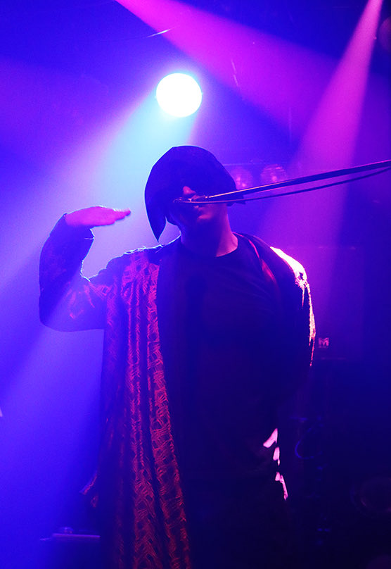 tchunking's tweet photo. 1夜明けての写真アップ。ライブの写真は面白いねぇ。いつ撮られてるか分からないからカッコつけないしムードがね。しかしガウン着て真顔で歌ってるよ…ライブって不思議。 https://t.co/gTlVcKcn4Z