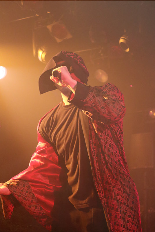 tchunking's tweet photo. 1夜明けての写真アップ。ライブの写真は面白いねぇ。いつ撮られてるか分からないからカッコつけないしムードがね。しかしガウン着て真顔で歌ってるよ…ライブって不思議。 https://t.co/gTlVcKcn4Z