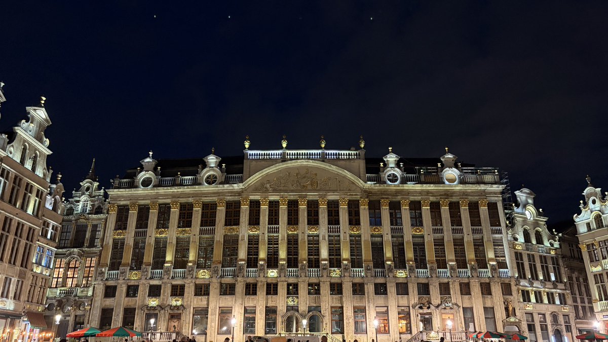 tycattrip35's tweet photo. ブリュッセルの本気は夜！
ライトアップされたGrand PlaceとGaleries Royales Saint Hubert
日中の混雑は収まり、ゆっくり写真を撮れます。
グランプラスはヴィクトル・ユーゴーが「世界で最も美しい広場」と絶賛したベルギーの世界遺産。
市庁舎や中世のギルドに囲まれて、転職したくなります。 https://t.co/AaagX3PKfv