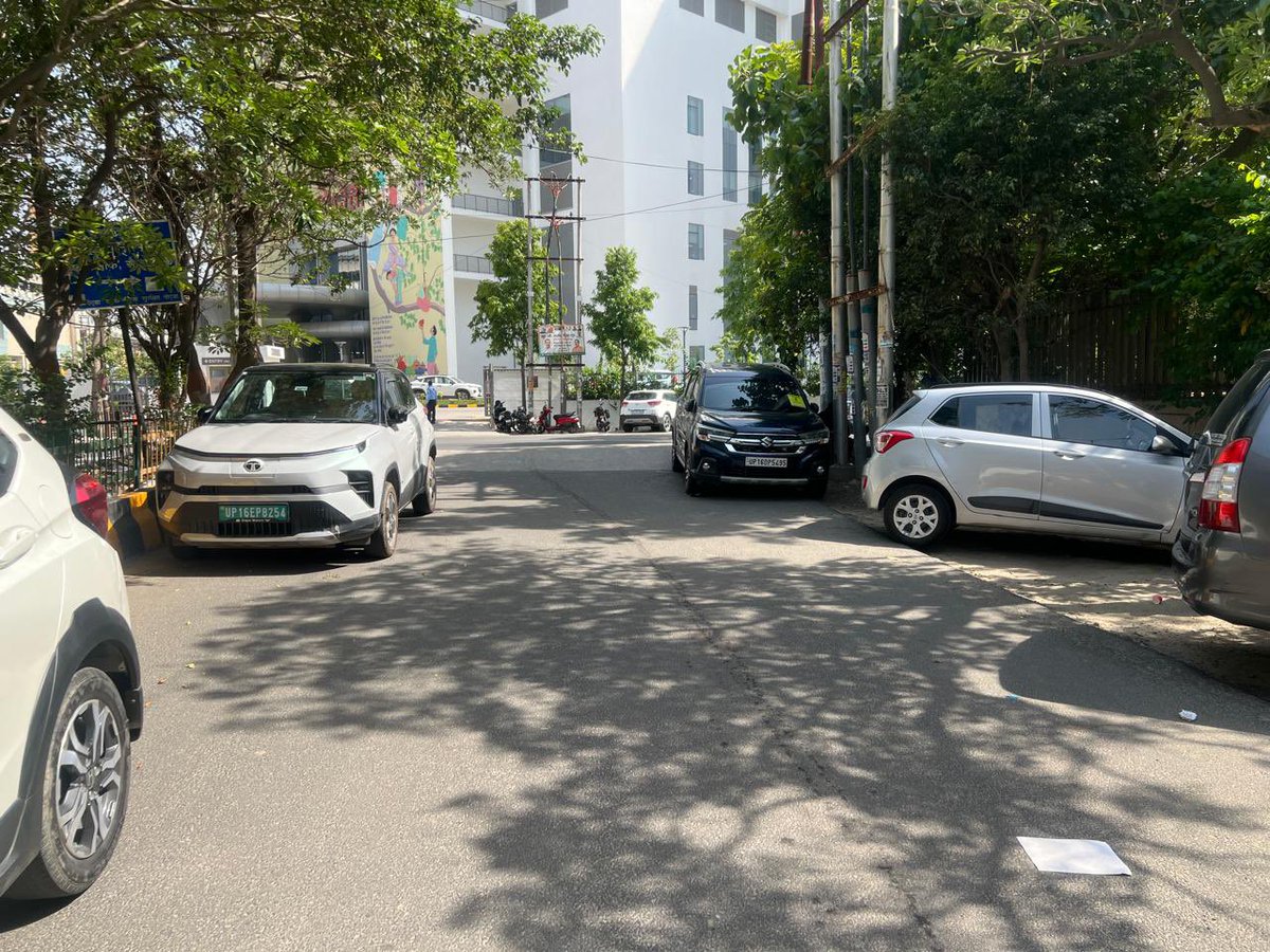 DrParijatJ's tweet photo. Main roads in sec 50 n’borhood near Medanta Hosp are being routinely used as parking spaces by hosp/mall visitors, creating massive congestion for residents &amp; daily commuters -morning and evening. SCHOOL BUS carrying children was stuck in traffic in peak heat @noidaauthority https://t.co/qGzniK0qtN