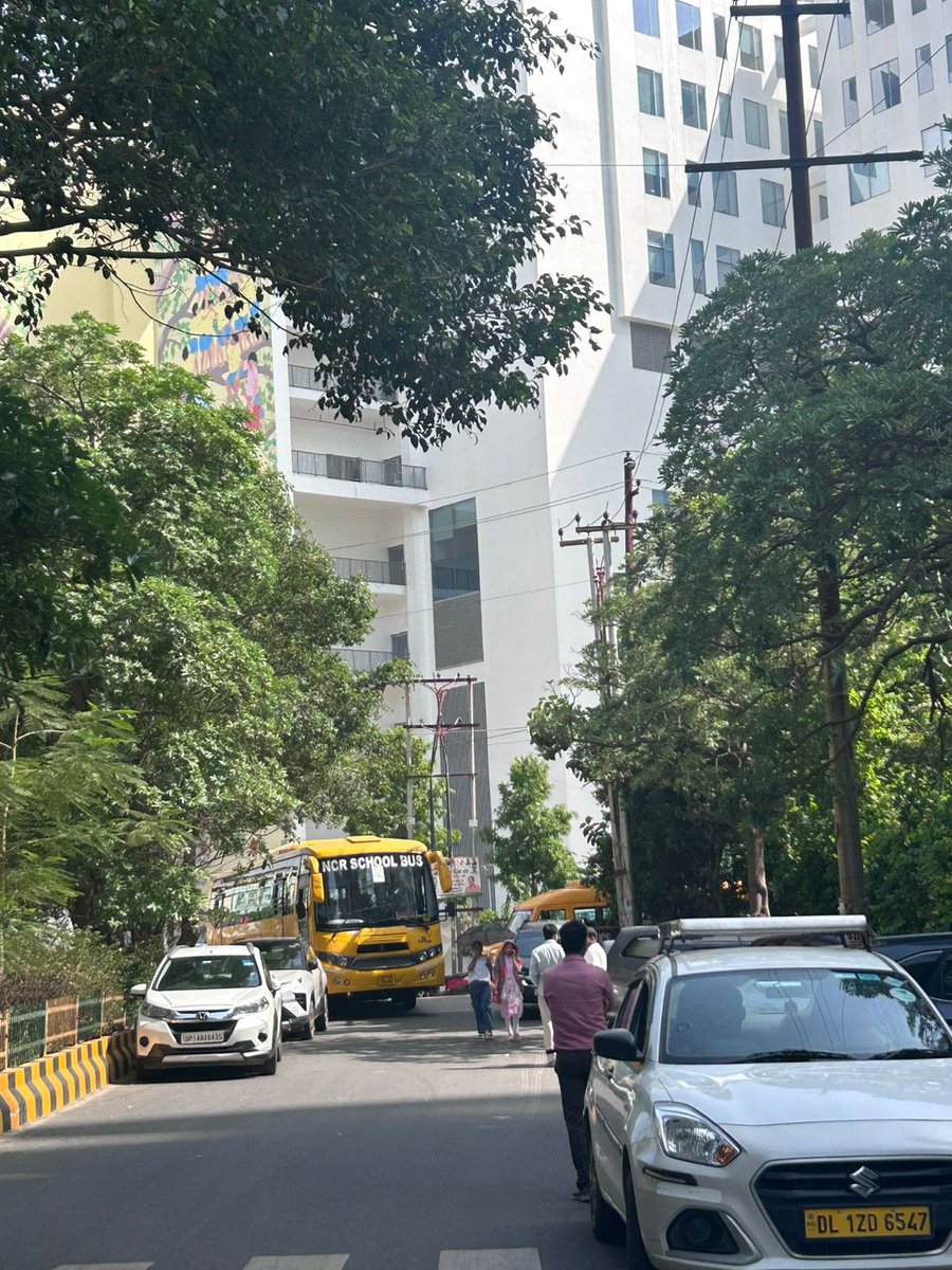 DrParijatJ's tweet photo. Main roads in sec 50 n’borhood near Medanta Hosp are being routinely used as parking spaces by hosp/mall visitors, creating massive congestion for residents &amp; daily commuters -morning and evening. SCHOOL BUS carrying children was stuck in traffic in peak heat @noidaauthority https://t.co/qGzniK0qtN
