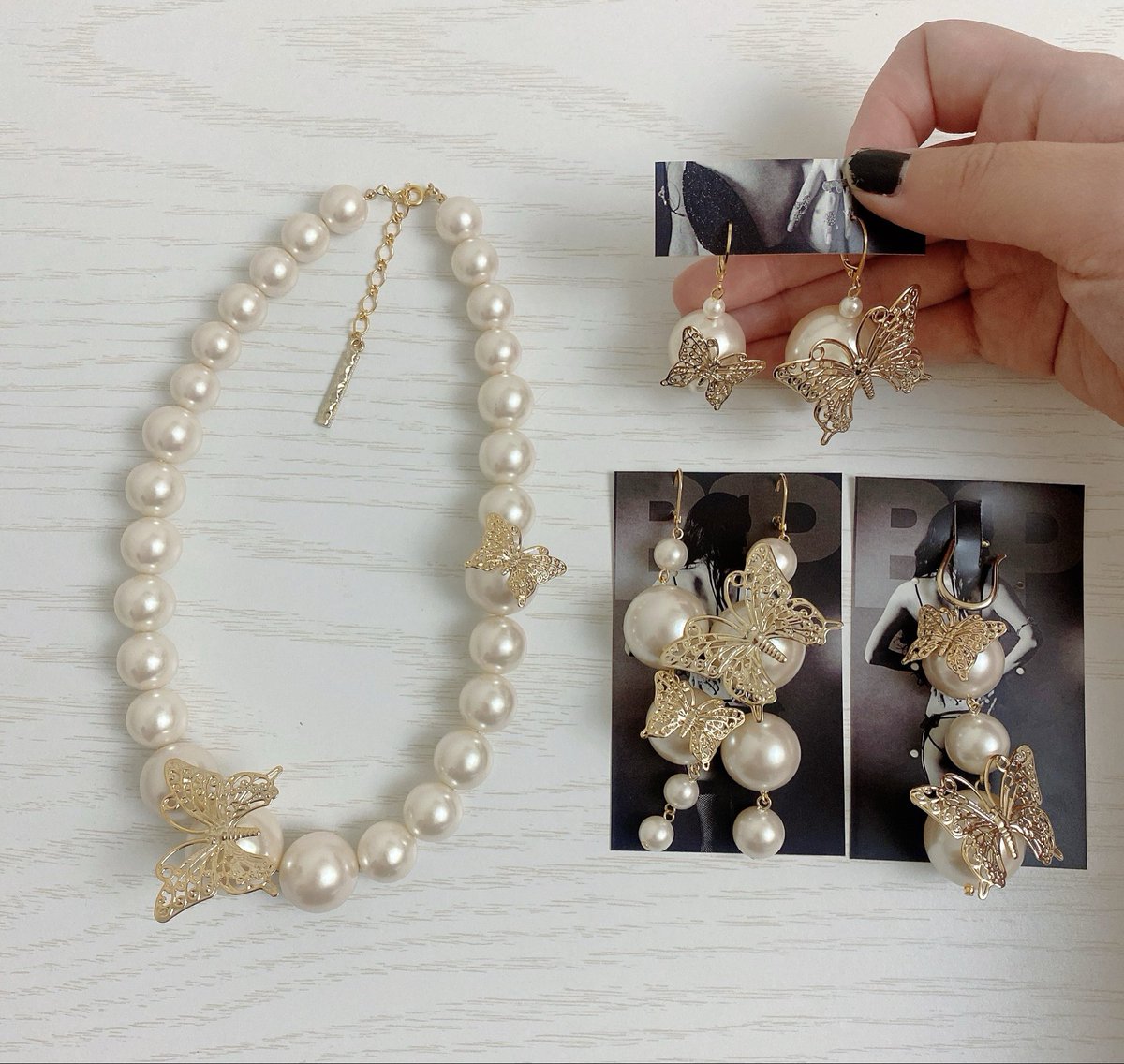 BfP0927's tweet photo. デザフェス新作

アシンメトリーバタフライシリーズ

ネックレス
¥4400/本（税込）

ポイントピアス
¥3300/ペア（税込）

ロングピアス
¥3,850/ペア（税込）

ロングイヤカフ
¥3300/片耳（税込）

※イヤリングもあります。

パールに穴あけたり加工から大変だったから好評だと大変嬉しいです（素直） https://t.co/ErFoCcdFLl