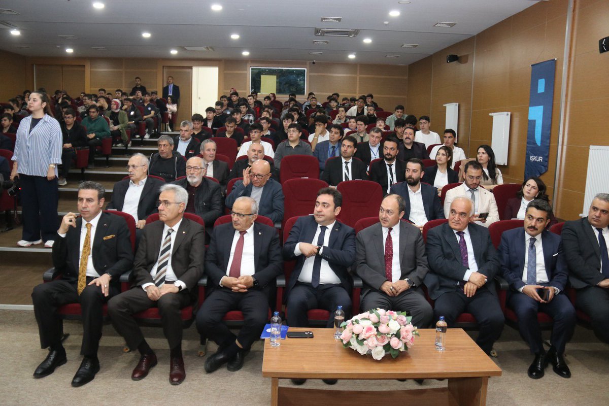 iskursivas's tweet photo. Sivas Öğrenci-Sektör Buluşmaları 2026, OSB Müdürlüğü evsahipliğinde gerçekleştirildi. Programa Vali Yardımcımız Sn. Osman Altın, Belediye Başkan Yard. Abdurrahim Ceyhan, İl Müdürümüz Hikmet Canpolat, il protokolümüz, işveren temsilcilerimiz ve meslek lisesi öğrencilerimiz katıldı https://t.co/YRs9sTmutd