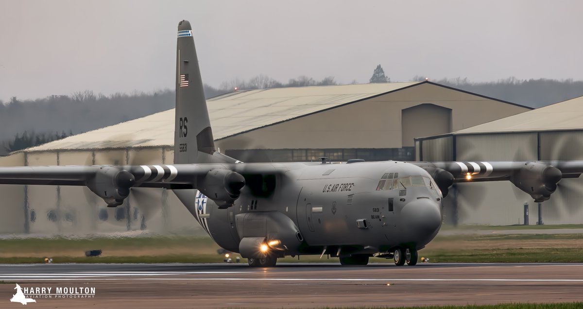 ArmchairAdml's tweet photo. #USAF United States Air Force

Lockheed Martin C-130J Super Hercules 2x
#AE5C9D 15-5831 - HERKY 694
#AE293B 07-8614 - HERKY 695

Two Ramstein-based C-130Js have arrived in Cambridge this morning. Marshall's C-130J heavy maintenance centre are based at Cambridge Airport.

📸 @havoc_aviation