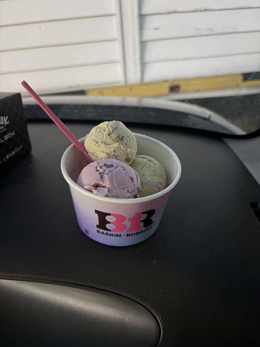 Kotesakiteba's tweet photo. バーガンディチェリー
濃厚なお酒のように匂い、自分から追わないとわからない深いコクの先にある爽やかな甘み、エロ小説のような味

マカロンマカロン
チーズの濃厚すぎる暴力的な甘さと塩味と酸味がデカ冷蔵庫のような存在感で舌に居座る、嘘すぎる味
ナッツトゥーユー
重たいコクと甘みが https://t.co/HC2xGxS7LI