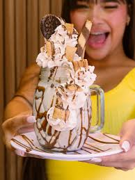 FernandesRiera's tweet photo. cansado de que los conciertos se sientan como estos milkshakes porque tienen que tener como mil invitados diferentes cada noche, dinámicas para tik toks, canciones sorpresa y miles de extras más what ever happened to MUSIC? https://t.co/sSOBkVMrPb