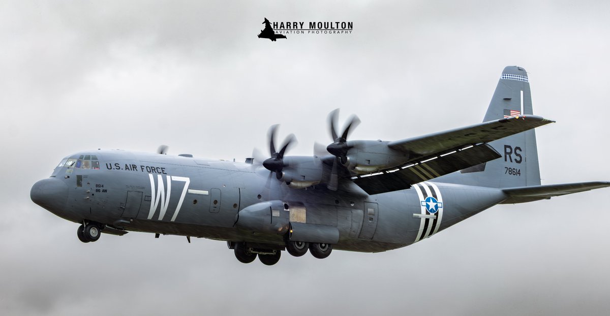 ArmchairAdml's tweet photo. #USAF United States Air Force

Lockheed Martin C-130J Super Hercules 2x
#AE5C9D 15-5831 - HERKY 694
#AE293B 07-8614 - HERKY 695

Two Ramstein-based C-130Js have arrived in Cambridge this morning. Marshall's C-130J heavy maintenance centre are based at Cambridge Airport.

📸 @havoc_aviation