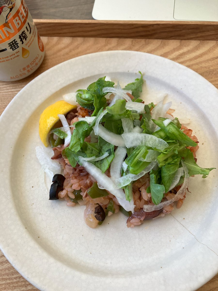 ray_hataya's tweet photo. 友達に勧められたホタルイカのパエリア。ようやくホタルイカを見つけたので作ってみた。簡単だし美味しい！
玉ねぎと春菊をトッピング https://t.co/oqIj2YaLWg