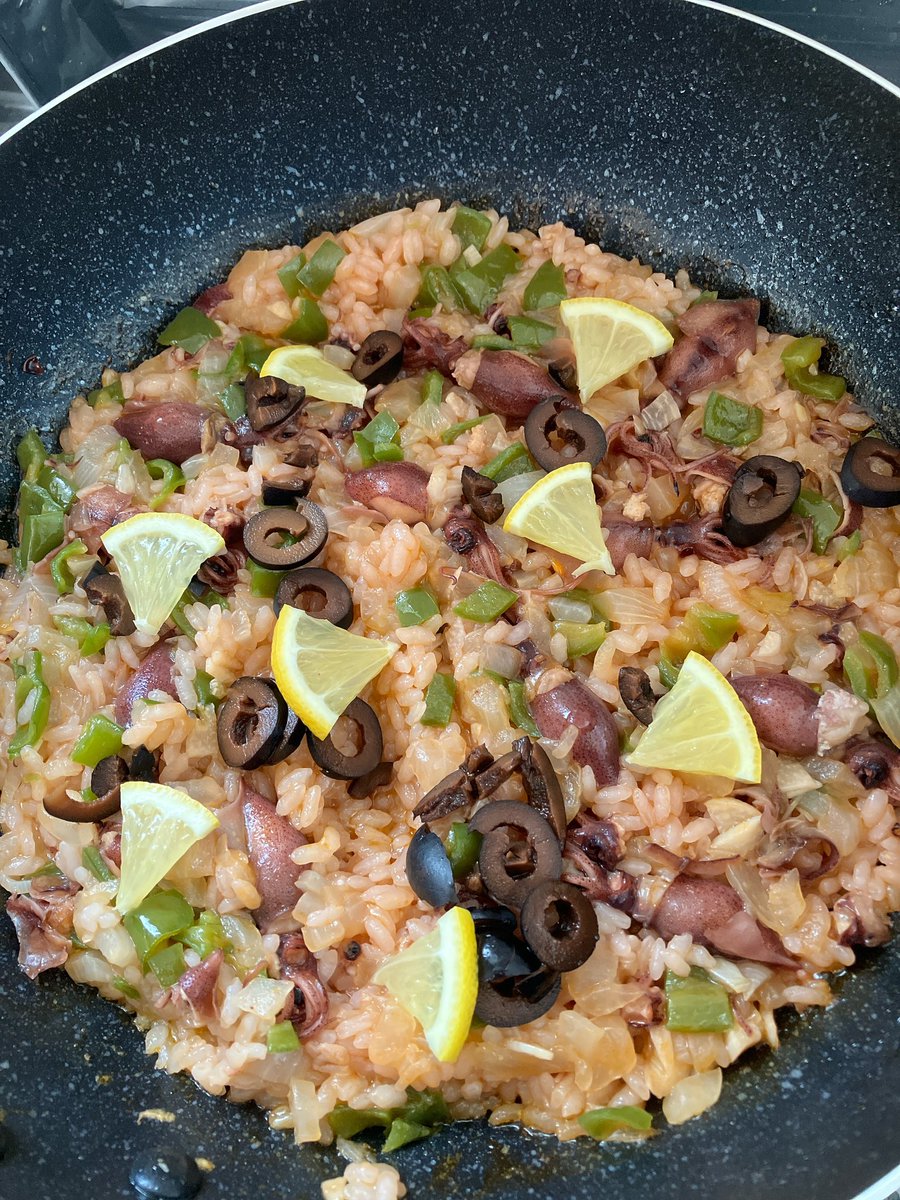 ray_hataya's tweet photo. 友達に勧められたホタルイカのパエリア。ようやくホタルイカを見つけたので作ってみた。簡単だし美味しい！
玉ねぎと春菊をトッピング https://t.co/oqIj2YaLWg