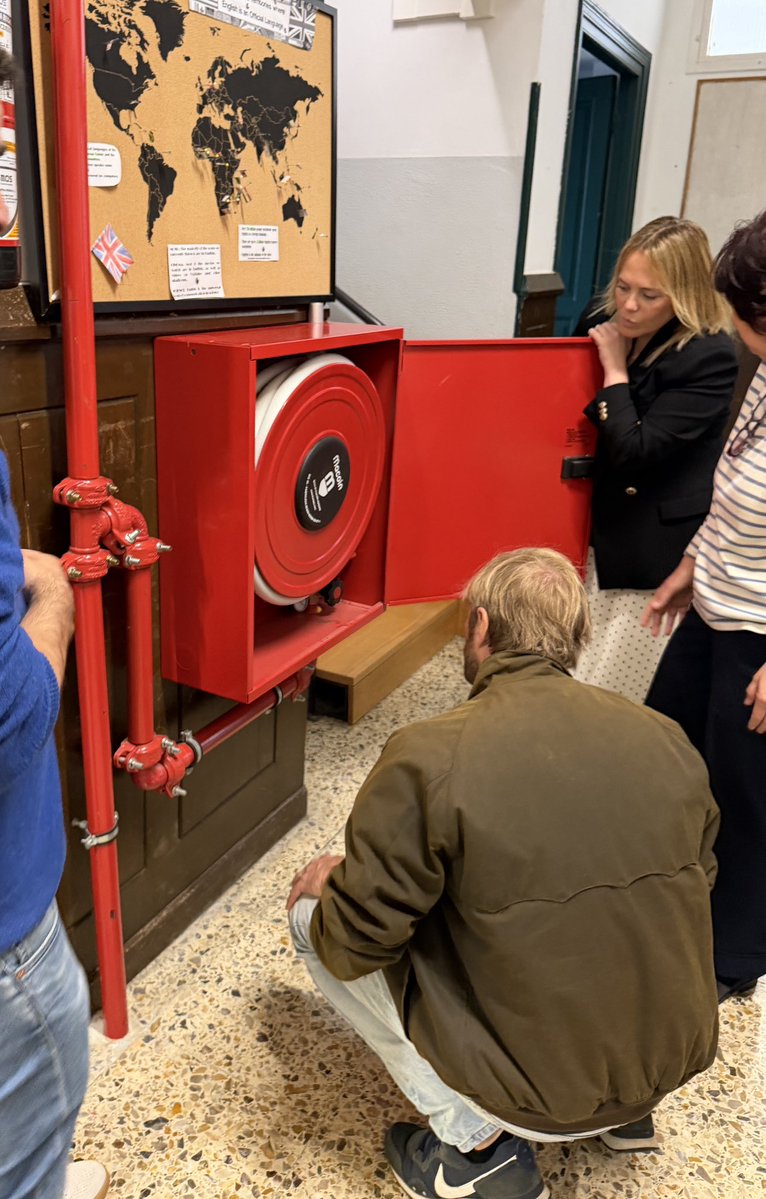 PinaFelipe_'s tweet photo. Volvemos al #CEIPMenéndezPelayo. La lucha con @ampamenendezpelayo y el personal del centro logramos arreglar las grietas, un paso enorme y ahora urge rematar esa obra, la escalera incendios e instalación antiincendios, cruce seguro y limpiar rampa. Lo llevaremos al próximo #Pleno https://t.co/YqfYrRvjVG