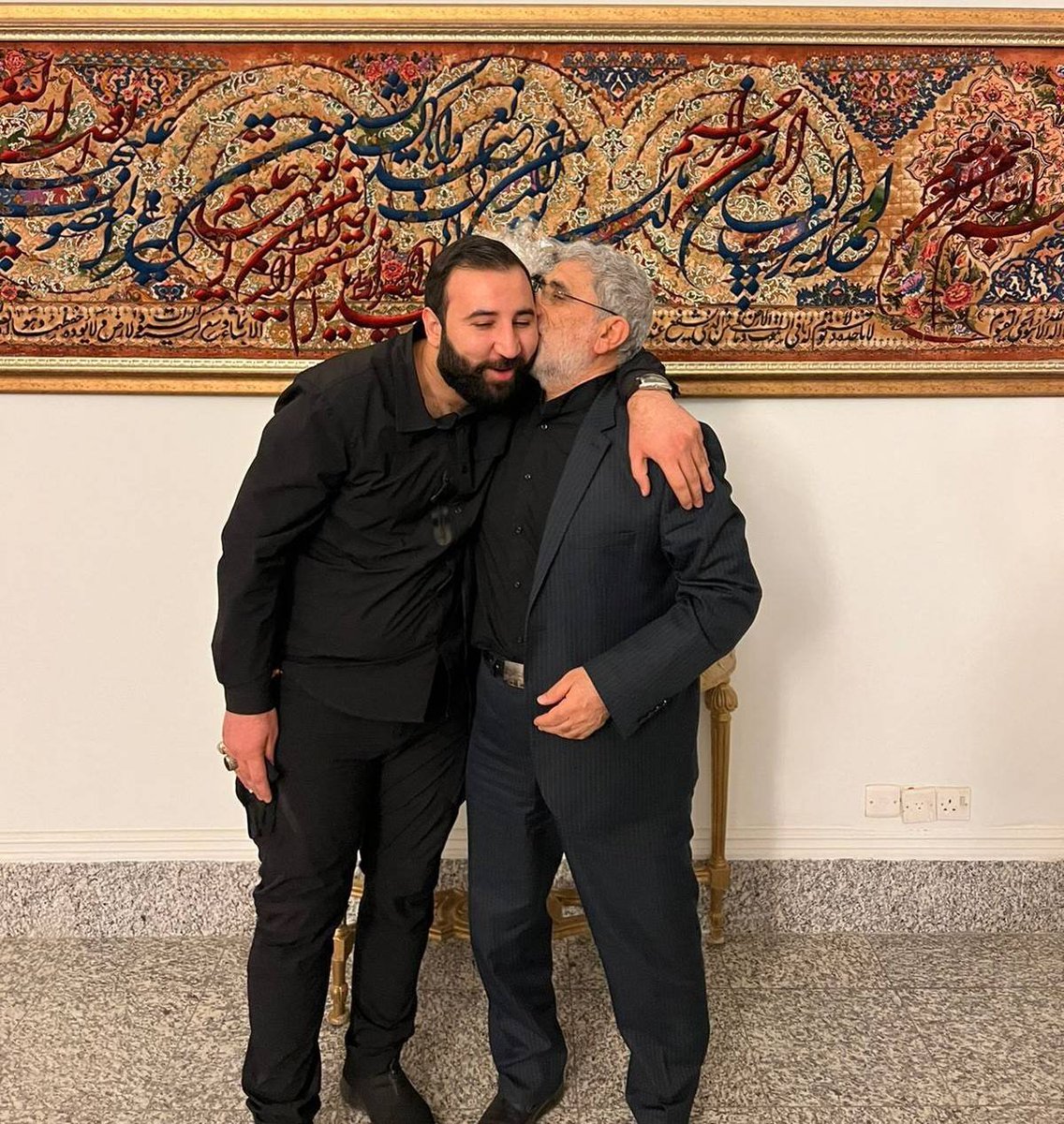 Gen_Abdullah1's tweet photo. تم القبض على الإرهابي العراقي "باقر السعدي".. فماذا عن "سعادين" الخليج؟

لدى كثير من مؤسسات دول الخليج حساسية مفرطة تجاه تقبّل النقد أو حتى التنبيهات من عامة الناس التي تشير إلى خطر موجود بالفعل ضدها أو محتمل الوجود داخلها. غالباً ما يكون الإنكار جاهزاً، والتبرير متوفر.

بالأمس، قبضت الولايات المتحدة على إرهابي عقائدي اثني عشري خطير، يعمل لصالح الحرس الثوري الإيراني ضد أمريكا والعراق وجيرانه العرب. محمد باقر السعدي، جندي يعمل تحت إمرة الإرهابي الراحل قاسم سليماني، والحالي إسماعيل قاآني.
التحق السعدي بالعمل الإرهابي عام 2017م، "كتائب حزب الله" حين كان تركيز قناة الجزيرة وشبكاتها منصباً على الإرهاب الداعشي، ونشر اشرطة أسامة بن لادن، مع تجاهل متعمد للإرهاب الشيعي الأسود الذي ساهم في إنشاء داعش، ويؤي قادة القاعدة في مدن إيران. ويبني خلايا الإرهاب بدول الخليج.

العراق دولة محترمة، حوّلته إيران بتواطؤ الرئيسين بوش الإبن، وحسين أبواما إلى ساحة فوضى لخدمة مشاريع ثورة خميني الخارجية.
السؤال هنا، وبشكل مباشر: دول مجلس التعاون الخليجي، في ظل الحرب الأمريكية الإيرانية 2026، قبضت على خلايا تجسس وعملاء ومخبرين ومخربين يتبعون لإيران. حسناً، هذا جيد، لكن لماذا لم تتم الإطاحة بهم قبل الحرب؟.
قد يقول قائل إن نشاطهم خلال الحرب ساعد على كشفهم، هذا صحيح، لكن الإحتمال أن التراخي وعدم التنسيق الدقيق بين أجهزة مجموعة هذه الدول هو أحد أبرز أسباب نجاح زرعهم وتمكّنهم من العمل بحرية مطلقة قبل الحرب.

العنجهية الفردية، بذريعة السيادة، خلل كبير وقديم في مؤسسات أمنية ببعض دول مجلس التعاون الخليجي. بعضها كان يتعاون بغباء مع إيران من فوق الطاولة وتحتها، ولا يستسيغ الشيء نفسه مع مؤسسات المجلس الأمنية الموازية. والنتيجة أن إيران قصفت أولاً من كانوا يثقون بها ويتعاونون أمنياً معها لمصلحتها وفي غير صالح الأمن الشامل لدول المجلس. كان ذلك واضح ، أتى ضمن التعاون السياسي المنفرد سابقاً مع طهران، الغير متسق مع سياسة بقية أعضاء المجلس.

والسؤال الثاني والأخير: هل يعتقد مدير المؤسسة الأمنية في الخليج أن من اخترق #العراق ولبنان، وحتى #إسرائيل ، بالعملاء والجواسيس، وربما زرع مستشعرات إلكترونية وغيرها، لم يفعل الشيء نفسه ببعض المؤسسات الخليجية حتى الأمنية؟. بالتأكيد مدراء الأمن يدركون ذلك جيداً وماهو أبعد، ويحاربونه ويطيحون بعضه دون إعلان، لكن بجهود تبدو منفردة لا تخدم الأمن الإستراتيجي الخليجي. والسبب بسيط عدم التعاون من مبدأ أن الجميع أمنياً دولة واحدة..

ابحثوا أيها المسؤولين في الخليج بتواضع لمنطق الأمن الإستراتيجي المشترك، وبالتنسيق البيني الدائم بين أجهزة المنظومة من منطلق المصلحة العامة، وقد تجدون عدة نُسخ  "زرقاء وصفراء" للإرهابي العراقي "باقر السعدي"، المقبوض عليه أمريكياً في تركيا..

الصورة من صحيفة «الشرق الأوسط»: المخرب باقر السعدي. يبدو  يتلقى بركة قائد فيلق تدمير القدس إسماعيل قااآني.
