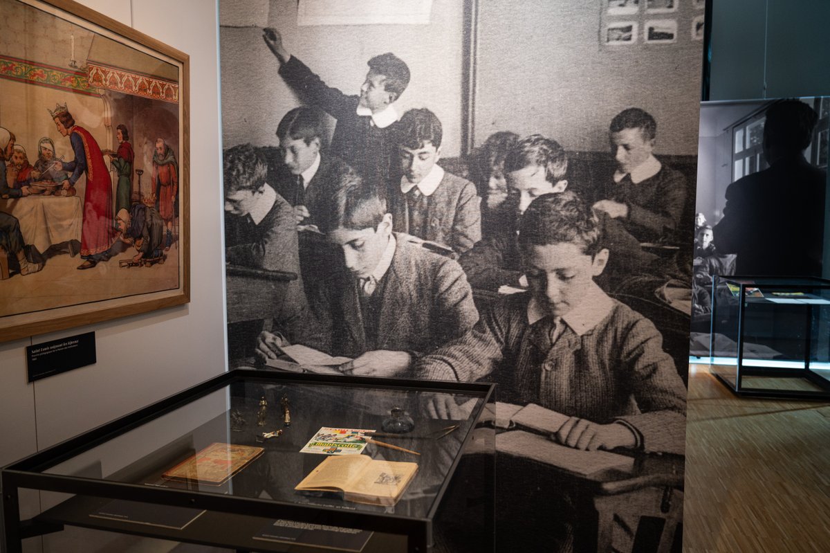 ArchivesnatFr's tweet photo. 📢 DERNIERS JOURS 
Comment les #manuelsscolaires ont-ils façonné notre vision de l’#histoire ?
L’exposition Illustrer l’histoire de France retrace 3 siècles d’images et de récits historiques.
Dernière visite guidée le 27 mai avec son commissaire.
Infos🔗 https://t.co/atdK5IJEcC https://t.co/Q53CmS6mUW