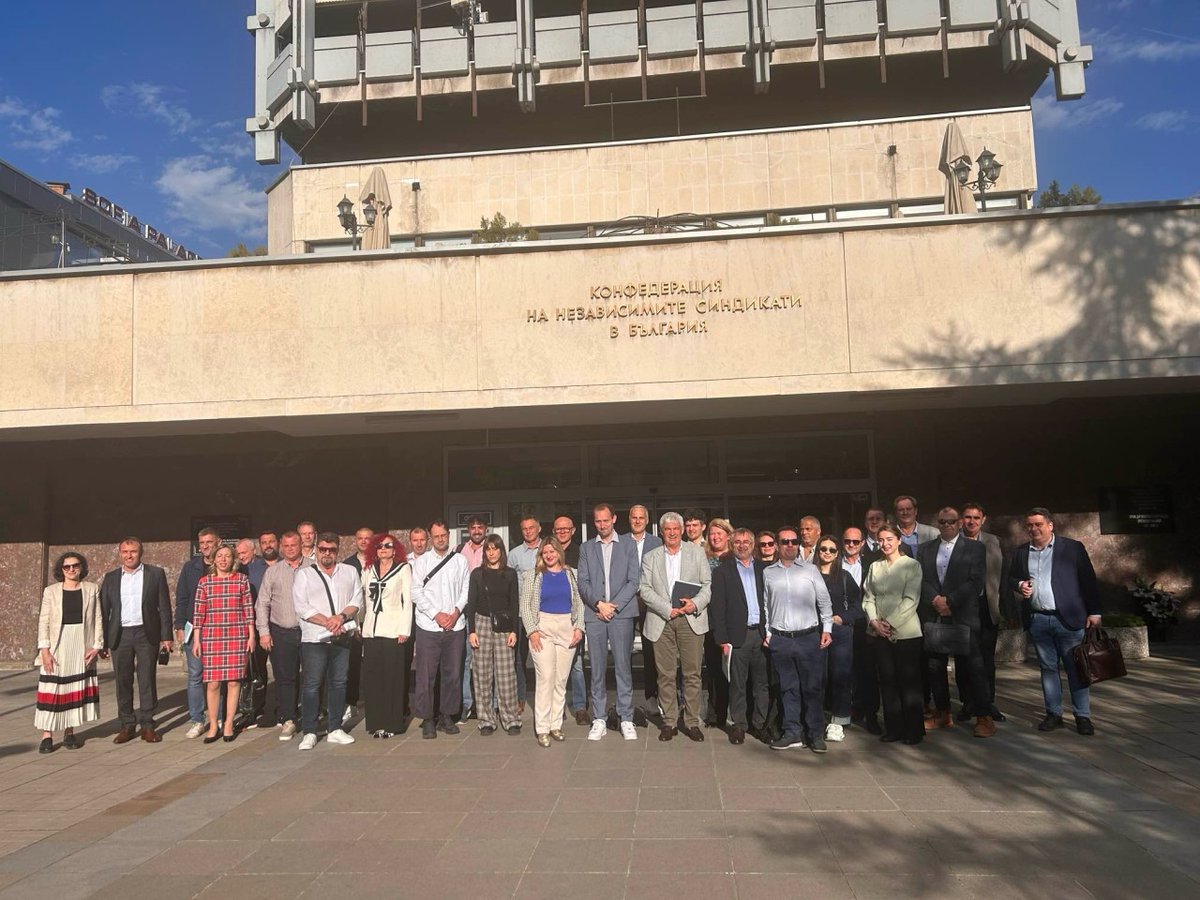 AzaharaMerino's tweet photo. El 28 y 29 abril estuvimos participando el seminario "Just Transition in Central and Eastern Europe" @etuc_ces junto con sindicatos de Bulgaria, Rumania, Croacia, Eslovenia y Hungría. 
Objetivo: identificar soluciones y planes de acción que se puedan aplicar a escala nacional. https://t.co/5fwpzNc432