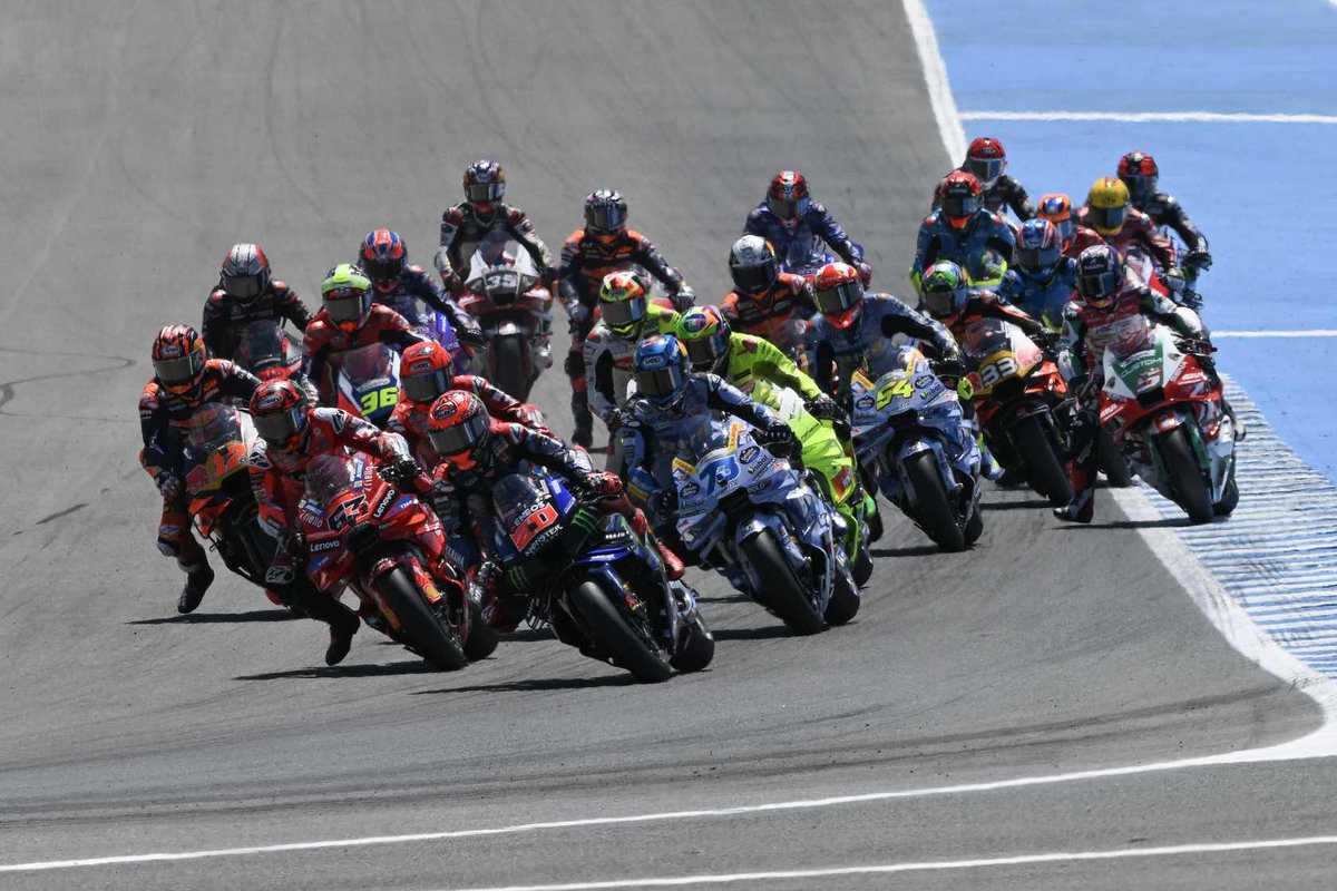 Mixaficiones's tweet photo. 🏁🔥 Todavía quedan grandes cita de la temporada de MotoGP: Mugello, Assen, Sachsenring, Silverstone, Aragón, Misano, Motegi, Sepang o la gran final en Valencia. 🌍🏍️

Siente la velocidad, el rugido y la emoción🏁¿Qué prueba quieres vivir? 👀
➡️https://t.co/b9xRAOJjIi https://t.co/ttKBY5wy14