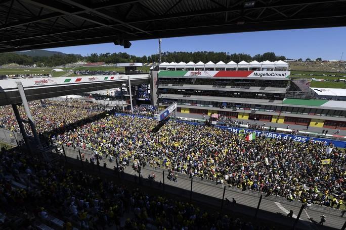 Mixaficiones's tweet photo. 🏁🔥 Todavía quedan grandes cita de la temporada de MotoGP: Mugello, Assen, Sachsenring, Silverstone, Aragón, Misano, Motegi, Sepang o la gran final en Valencia. 🌍🏍️

Siente la velocidad, el rugido y la emoción🏁¿Qué prueba quieres vivir? 👀
➡️https://t.co/b9xRAOJjIi https://t.co/ttKBY5wy14