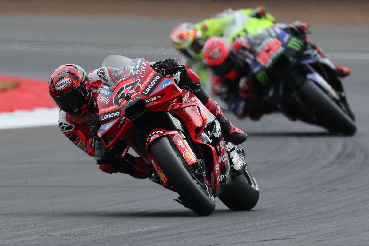 Mixaficiones's tweet photo. 🏁🔥 Todavía quedan grandes cita de la temporada de MotoGP: Mugello, Assen, Sachsenring, Silverstone, Aragón, Misano, Motegi, Sepang o la gran final en Valencia. 🌍🏍️

Siente la velocidad, el rugido y la emoción🏁¿Qué prueba quieres vivir? 👀
➡️https://t.co/b9xRAOJjIi https://t.co/ttKBY5wy14