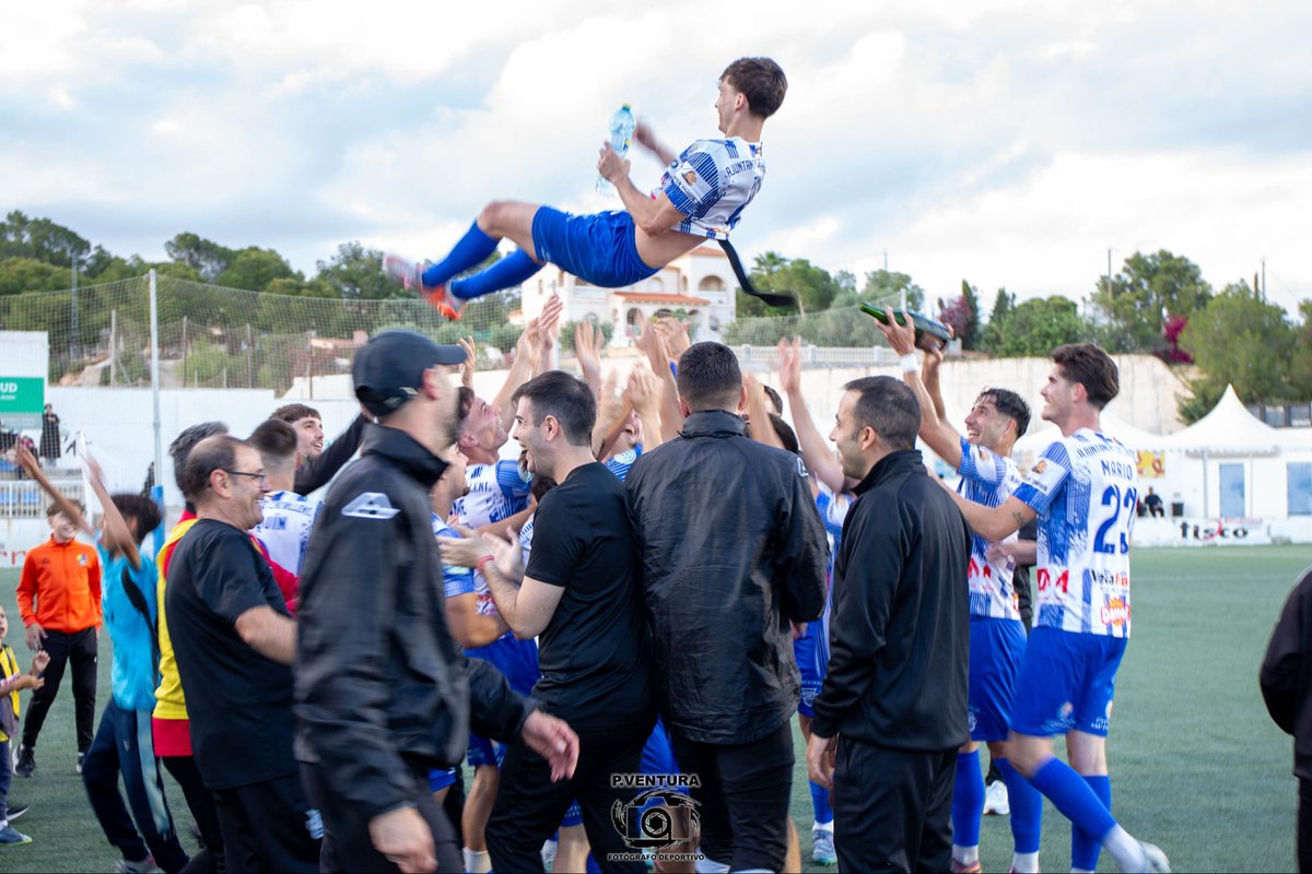 tikuperez9's tweet photo. Temporada y día para la memoria

Objetivo cumplido y máximo goleador del Grupo VI de Tercera RFEF ⚽️

20 goles esta temporada con el @CreviDvo 💙🤍

.
.
.

Gracias a todos los que han confiado en mí https://t.co/bHZvVbo5qF