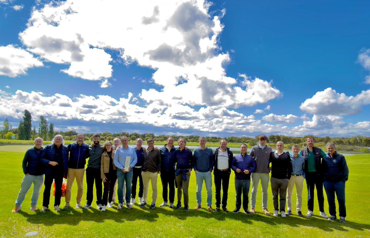 icavalladolid's tweet photo. ⛳️ El viernes celebramos una nueva edición del Campeonato de Golf, organizado por el #ICAVA y la @AAJValladolid.
Enhorabuena a nuestro compañero Javier Fresno por la victoria en una jornada que volvió a unir deporte, convivencia y buen ambiente en un entorno como @GolfLerma 👏🏼 https://t.co/JqcLvLNiSd
