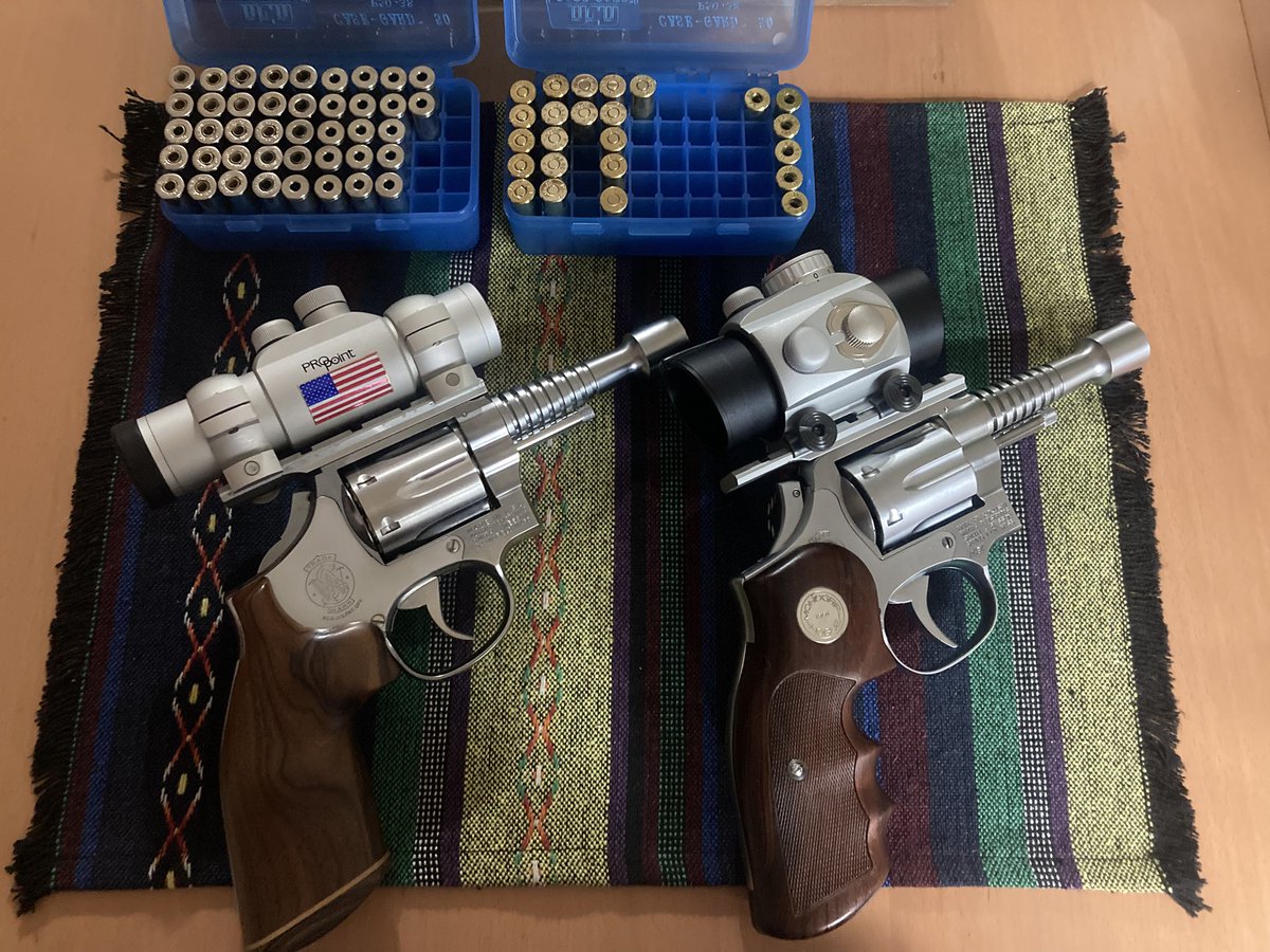 XO9TKDzC0P234's tweet photo. 晩飯も食べたし、リボルバー 見ながら一杯🥃🔫🌟
レースガンは美しい🎯🔫コクサイのカートもダミーカートもテンションあがるぅー🥰
#スピードコンプ
#tutinoko
#コクサイ
#ダミーカート
#38spl
#357mag https://t.co/E8U1xmI2F9