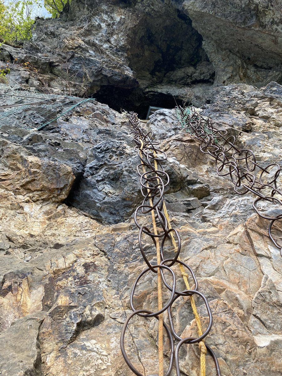 tutuken5's tweet photo. 山を滑るシーズンから登るシーズンへシフトチェンジしました！
先日は、恵山、海向山、そして
日本一険しい神社⛩️太田山神社にも行ってきました‼️ https://t.co/sMR5wGBxuR