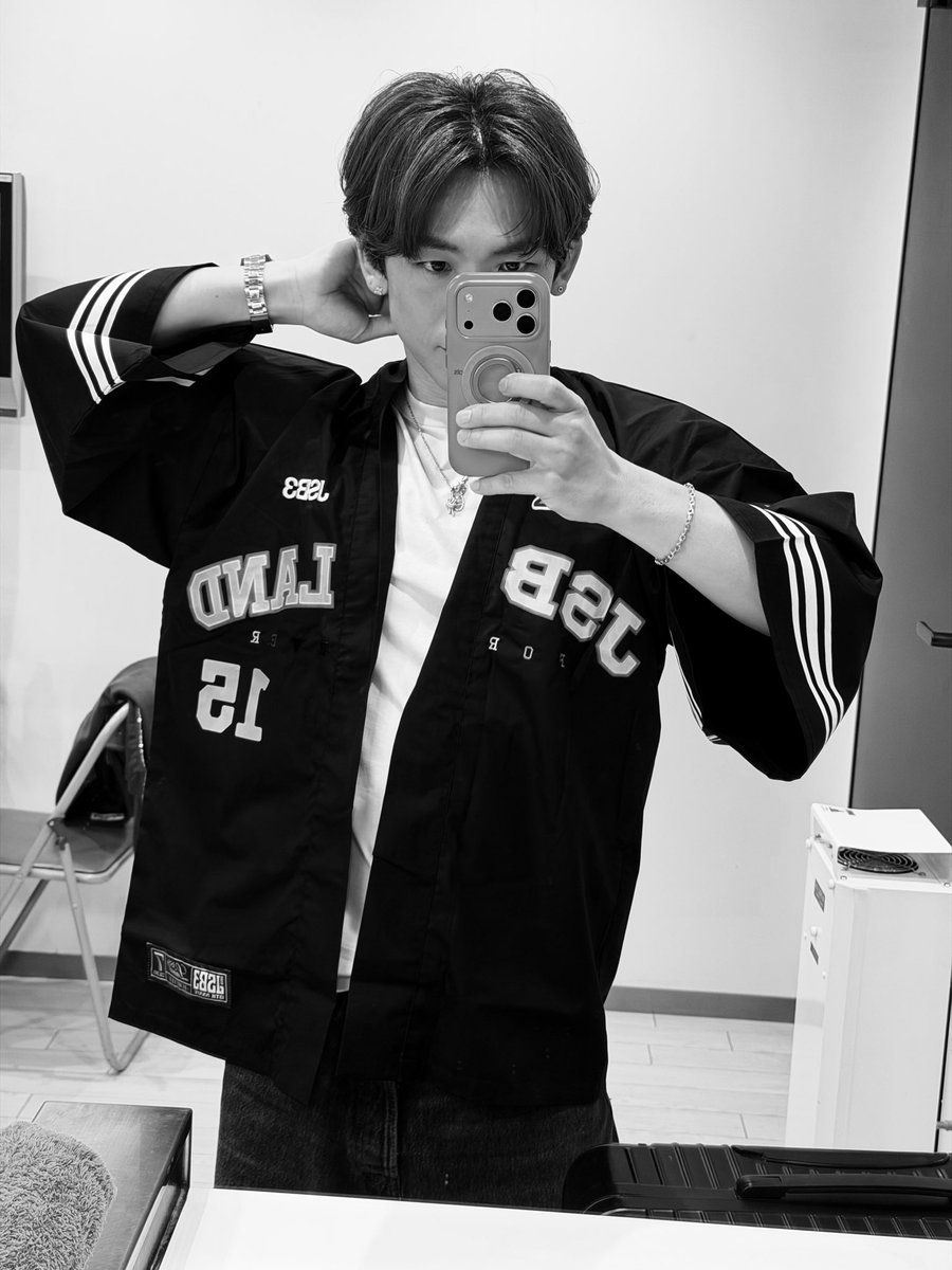 Naoto_EX_3JSB_'s tweet photo. メンプロ届いた

調子良いっす

是非ドームでのみんなのユニフォームにして下さい🙆‍♂️

#jsbland

https://t.co/MfGKHG2fH8 https://t.co/spX75W3ys6