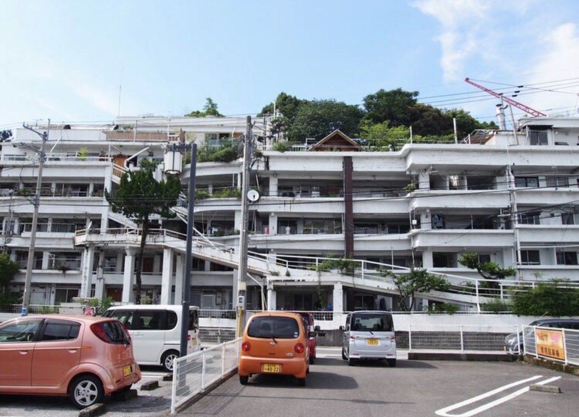 Rimacroissant's tweet photo. Wittnauer Cal.10WA 

「アラーム界の沢田マンション」
アラーム部分を増築したような構造の変な時計🔔
厚みがあるけど、ベースのサイズが小さいので妙に手に収まるんですよね🥰

 #勝手にキャッチコピー
#alarmwatch https://t.co/HHR7jG4ggL