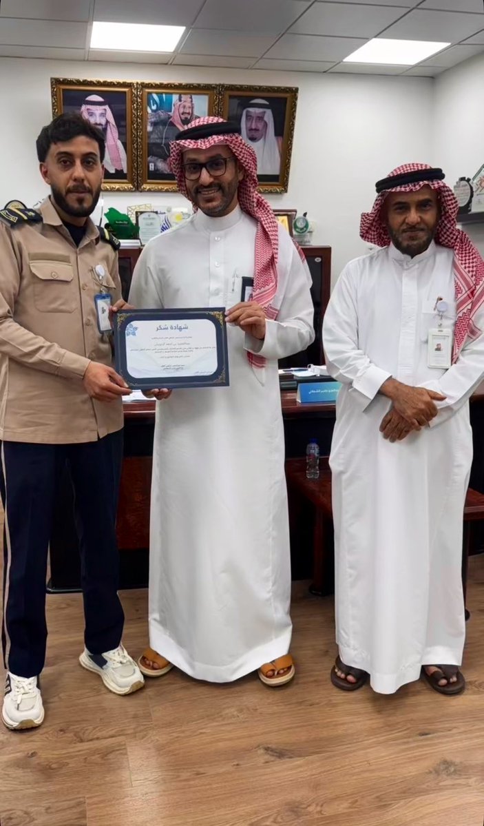 MdAlbatel's tweet photo. سعدت كثيرًا بمشاهدة تكريم رجل الأمن بمستشفى الزلفي عبدالمجيد الدويش، تقديرًا لتفانيه في عمله ورحابة صدره وحسن تعامله أثناء أداء مهامه، وهو تكريم مستحق بكل تأكيد.
كل الشكر لإدارة المستشفى على دعمهم وتحفيزهم للمتميزين، وهذا يعكس جودة الإدارة وحرصها على تعزيز بيئة العمل الإيجابية.. https://t.co/kvgip2HiSD
